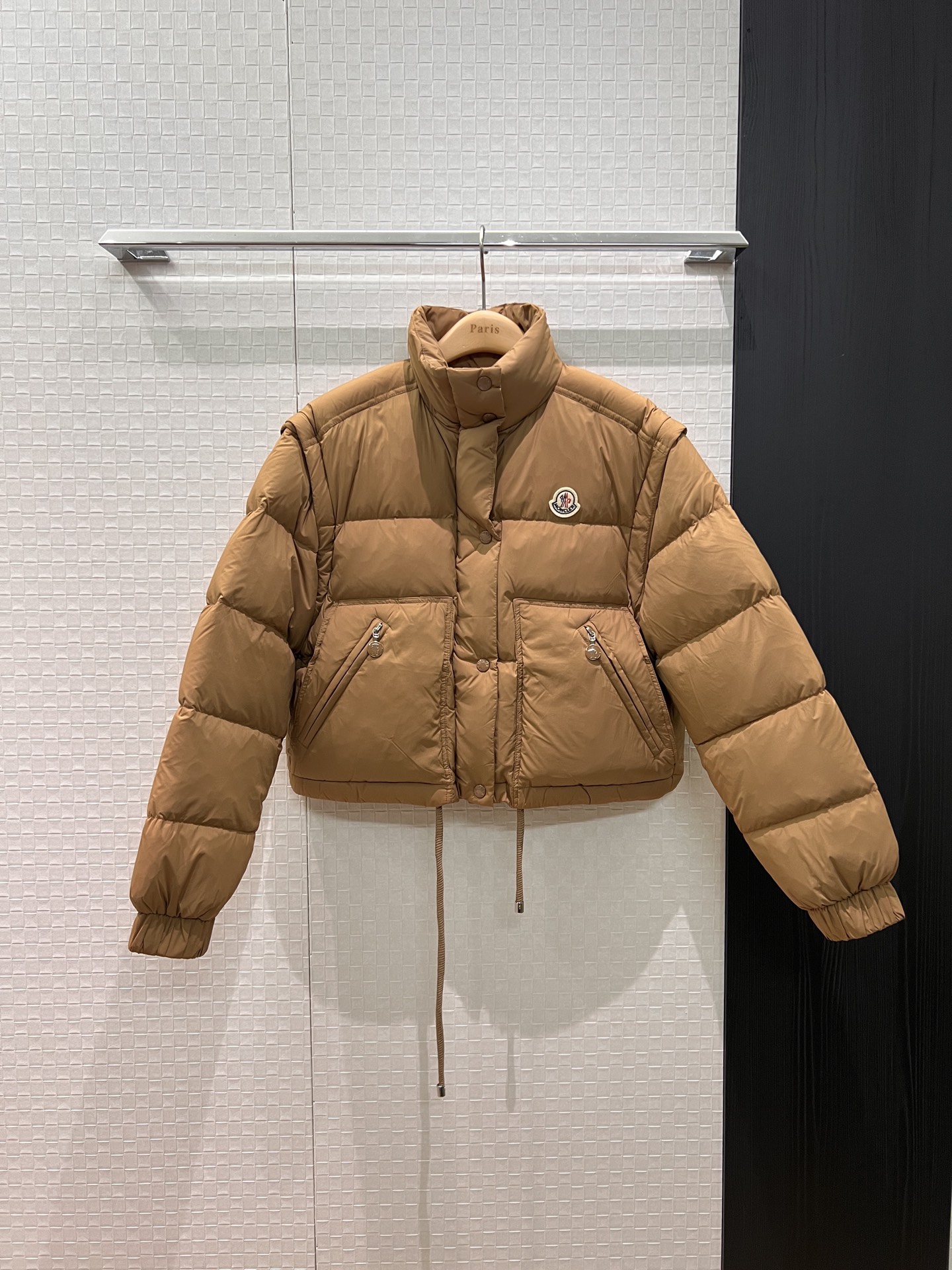 NO:504459,New cover with dust bag, stand collar, removable sleeves, two-wear short down jacket jacket, classic logo badge decoration on chest, sleeves can be taken off, design to be turned into a vest vest, hem drawstring can be adjusted to waist, loose style, age-reducing must be 90 down 10 feathers, brown white 1-4,,Moncler, jackets & coats, down jacket,alexander wang19860909配防尘袋新款蒙口 立领可拆袖两穿短款羽绒服外套 胸前经典logo徽章装饰 袖子可脱卸设计秒变马甲背心外搭 下摆抽绳可调节收腰 宽松版型 减龄必备90羽绒10羽毛 咖色白色 1-4,,Moncler,jackets & coats,down jacket,alexander wang,Women's clothing