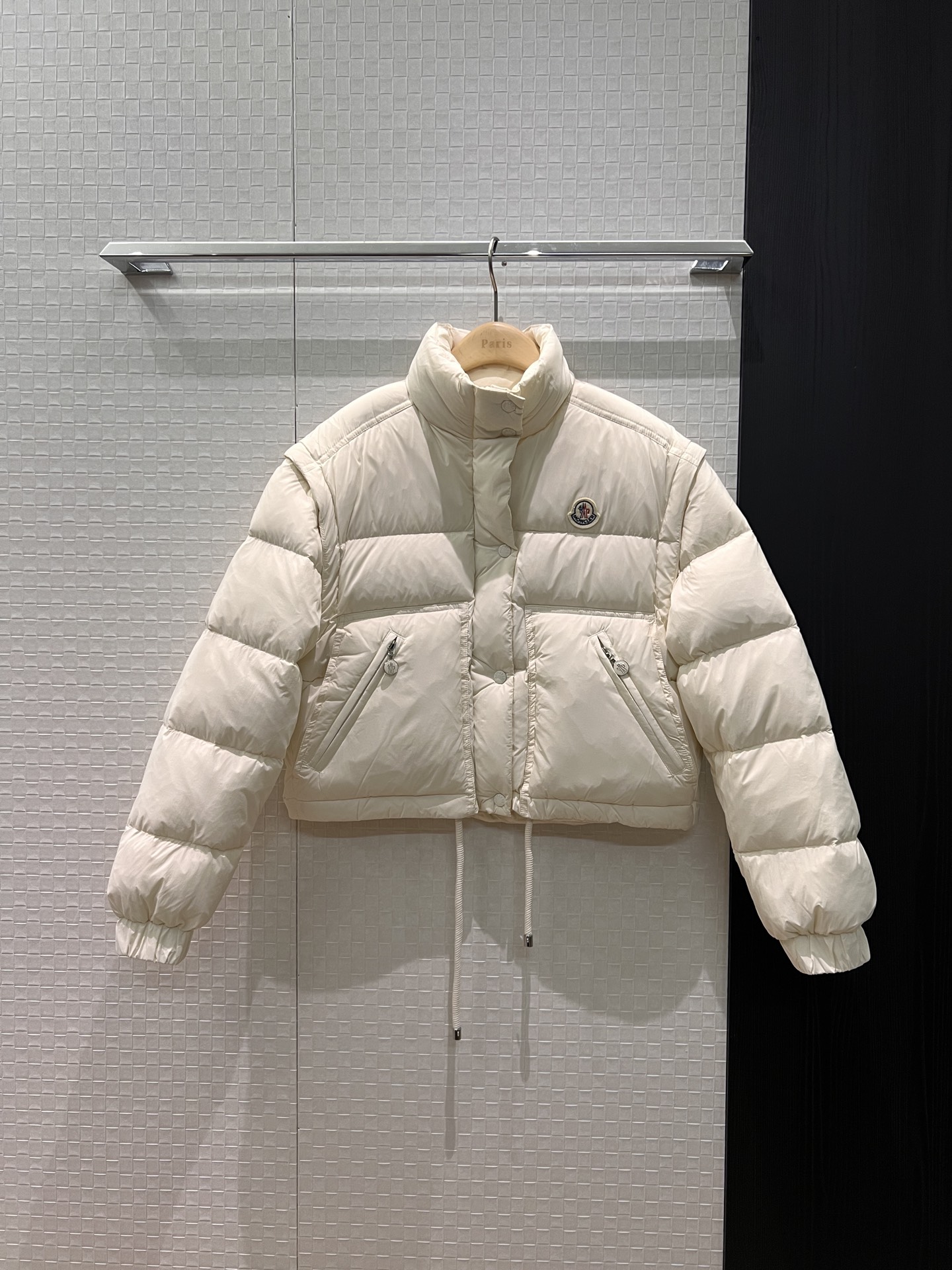 NO:504469,New cover with dust bag, stand collar, removable sleeves, two-wear short down jacket jacket, classic logo badge decoration on chest, sleeves can be taken off, design to be turned into a vest vest, hem drawstring can be adjusted to waist, loose style, age-reducing must be 90 down 10 feathers, brown white 1-4,,Moncler, jackets & coats, down jacket,alexander wang19860909配防尘袋新款蒙口 立领可拆袖两穿短款羽绒服外套 胸前经典logo徽章装饰 袖子可脱卸设计秒变马甲背心外搭 下摆抽绳可调节收腰 宽松版型 减龄必备90羽绒10羽毛 咖色白色 1-4,,Moncler,jackets & coats,down jacket,alexander wang,Women's clothing