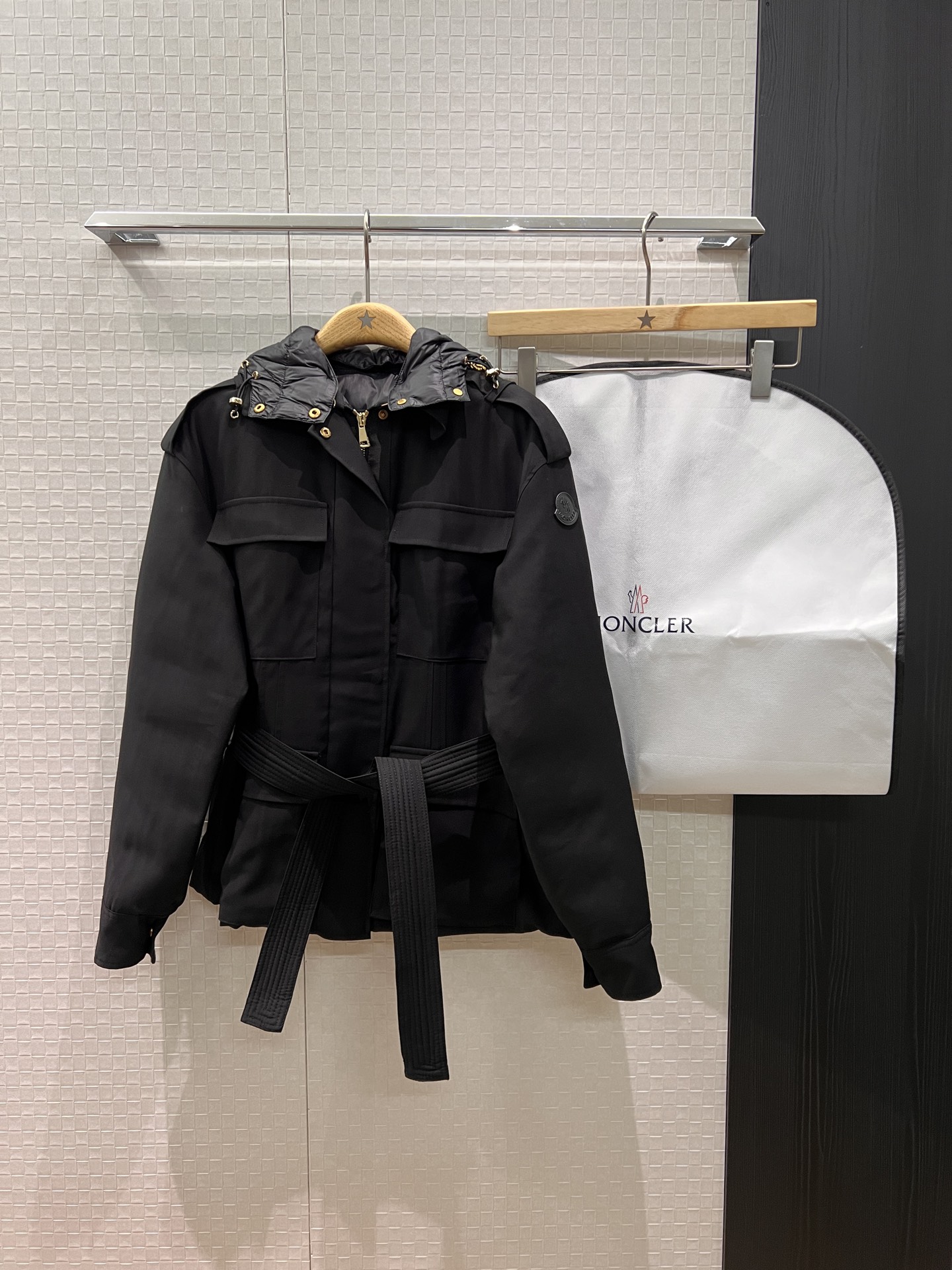 NO:504478,New style of dust bag with coverless hooded work clothes and large pocket decoration, waist down jacket, hat removable, epaulette design, logo badge armband decoration loose and casual, sweet and cool versatile, 90 down 10 feathers, hardware accessories mold opening, delivery dust bag, khaki black S-XL,, Moncler, jackets & coats, down jacket, hats, alexander wang19860909配防尘袋新款蒙口连帽工装风大口袋装饰 系收腰羽绒服外套 帽子可拆卸 肩章设计 logo徽章袖标装饰宽松休闲 甜酷百搭 90羽绒10羽毛 五金配件开模 配送防尘袋 卡其黑色 S-XL,,Moncler,jackets & coats,down jacket,hats,alexander wang,Women's clothing