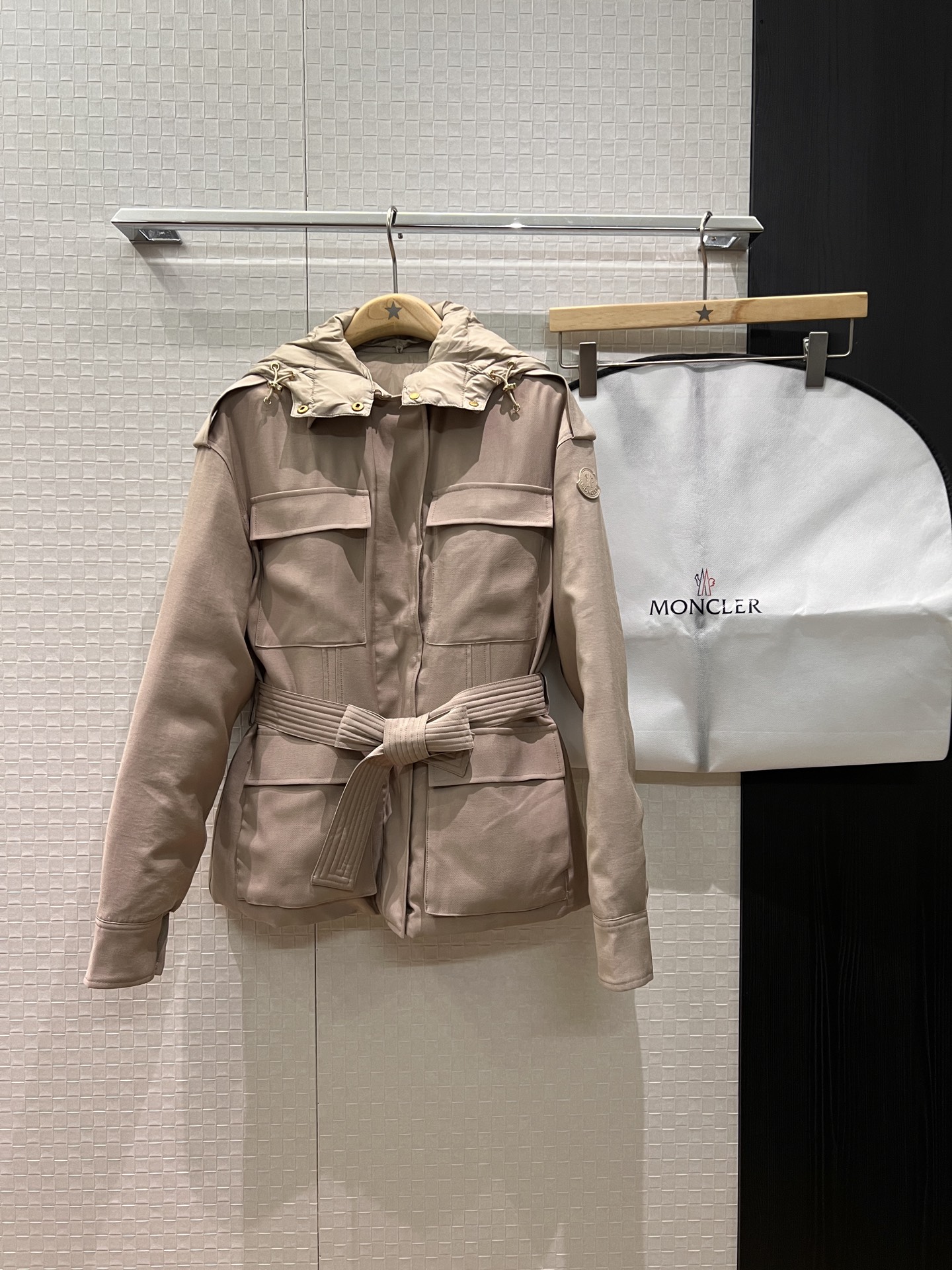 NO:504484,New style of dust bag with coverless hooded work clothes and large pocket decoration, waist down jacket, hat removable, epaulette design, logo badge armband decoration loose and casual, sweet and cool versatile, 90 down 10 feathers, hardware accessories mold opening, delivery dust bag, khaki black S-XL,, Moncler, jackets & coats, down jacket, hats, alexander wang19860909配防尘袋新款蒙口连帽工装风大口袋装饰 系收腰羽绒服外套 帽子可拆卸 肩章设计 logo徽章袖标装饰宽松休闲 甜酷百搭 90羽绒10羽毛 五金配件开模 配送防尘袋 卡其黑色 S-XL,,Moncler,jackets & coats,down jacket,hats,alexander wang,Women's clothing