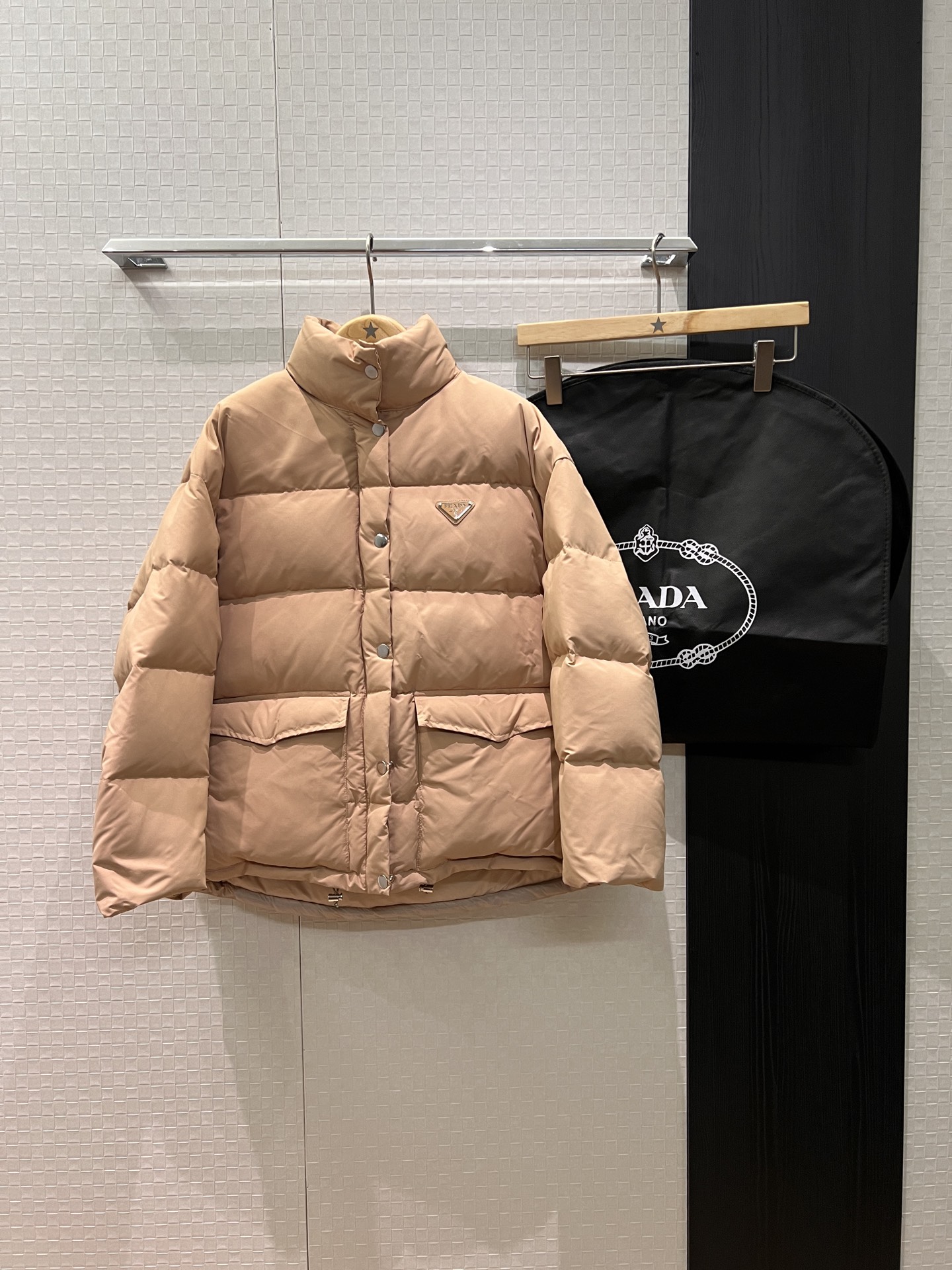 NO:504452,New triangular badge decorative vertical collar loose silhouette down jacket jacket with flip covers on both sides Hardware accessories open mold 90 down 90 feathers Fashion and casual casual casual versatile men and women wearable Dust bag SML, Jackets & coats, down jacket, alexander wang19860909配防尘袋新款三角徽章装饰立领廓形宽松 羽绒服外套两侧翻盖大口袋 五金配件开模90羽绒90羽毛 时尚休闲 休闲百搭 男女可穿 配送防尘袋 SML,,jackets & coats,down jacket,alexander wang,Women's clothing