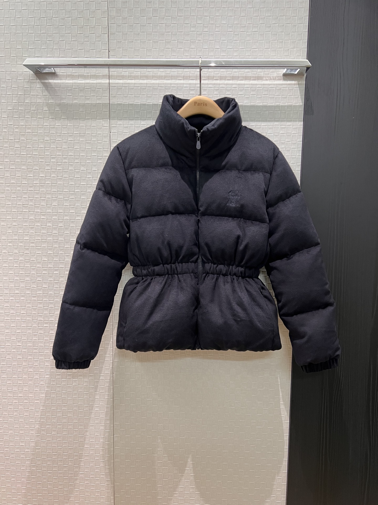 NO:504462,New LP stand-alone collar wool waist-hugging design down jacket jacket Bread suit chest embroidery logo badge decoration elastic waist slimming loose and versatile 90 down 10 feathers Hardware accessories mold opening dark blue chocolate SML, loro piano, jackets & coats, down jacket, alexander wang19860909配防尘袋新款LP立领羊毛收腰设计羽绒服外套 面包服 胸前刺绣logo徽章装饰松紧收腰显瘦 宽松百搭 90羽绒10羽毛 五金配件开模 深蓝巧克力色 SML,,loro piana,jackets & coats,down jacket,alexander wang,Women's clothing