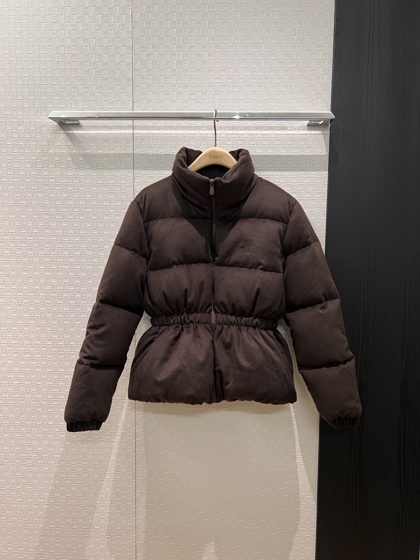 NO:504472,New LP stand-alone collar wool waist-hugging design down jacket jacket Bread suit chest embroidery logo badge decoration elastic waist slimming loose and versatile 90 down 10 feathers Hardware accessories mold opening dark blue chocolate SML, loro piano, jackets & coats, down jacket, alexander wang19860909配防尘袋新款LP立领羊毛收腰设计羽绒服外套 面包服 胸前刺绣logo徽章装饰松紧收腰显瘦 宽松百搭 90羽绒10羽毛 五金配件开模 深蓝巧克力色 SML,,loro piana,jackets & coats,down jacket,alexander wang,Women's clothing