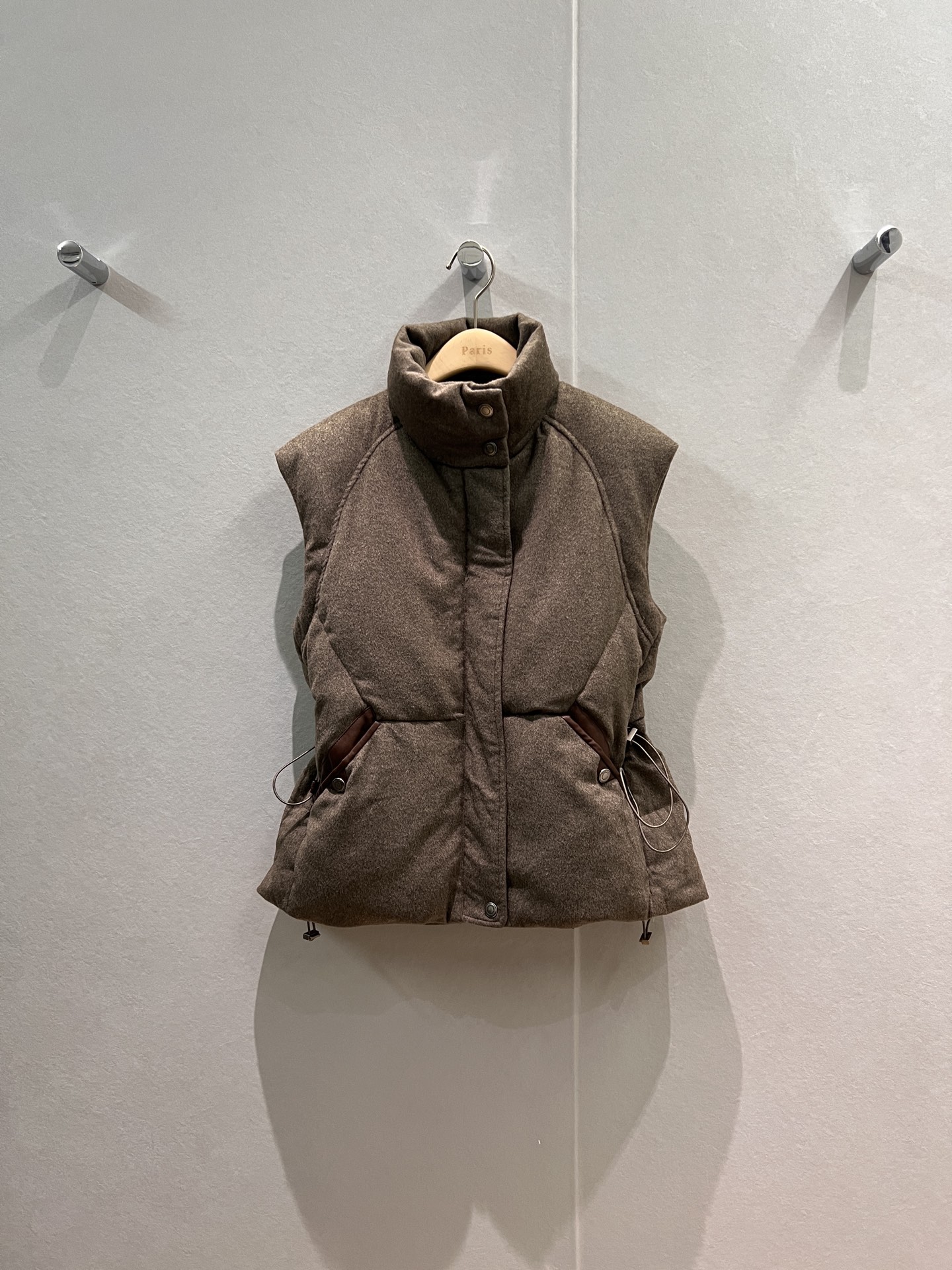 NO:504558,New LP stand-alone wool down vest jacket with dust bag. Classic plaid lining hem and back waist can be adjusted to drawstring. Waist slimming, loose and versatile 90 down 10 feathers, hardware accessories mold opening, brown white SML, loro piano, jackets & coats, down jacket, alexander wang19860909配防尘袋新款LP立领羊毛羽绒马甲外套 经典格纹内衬下摆后腰都可抽绳调节 收腰显瘦 宽松百搭 90羽绒10羽毛 五金配件开模 咖色白色 SML,,loro piana,jackets & coats,down jacket,alexander wang,Women's clothing