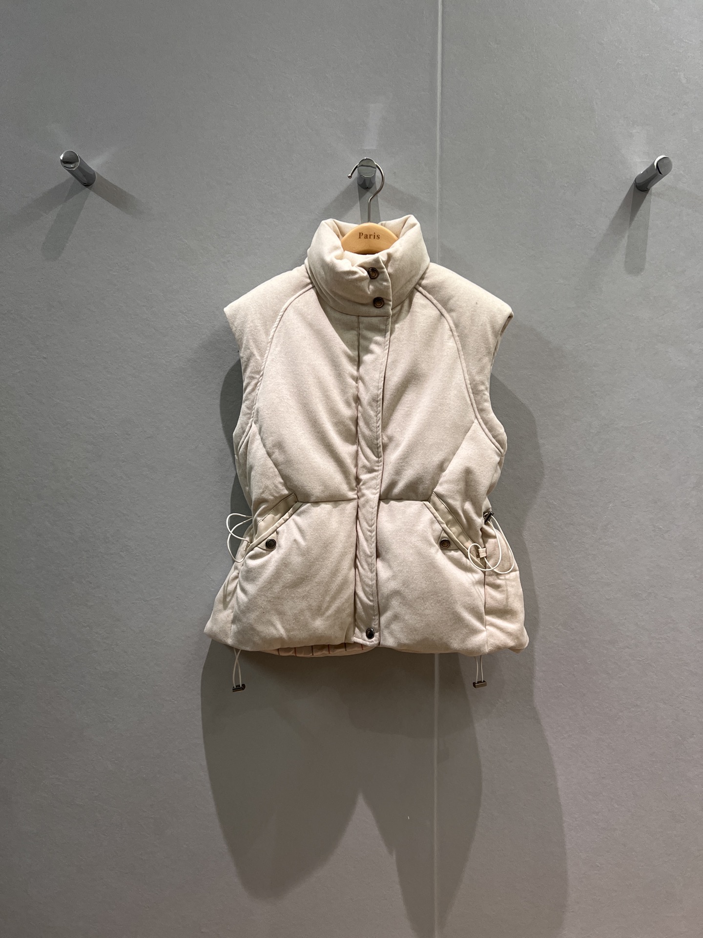 NO:504564,New LP stand-alone wool down vest jacket with dust bag. Classic plaid lining hem and back waist can be adjusted to drawstring. Waist slimming, loose and versatile 90 down 10 feathers, hardware accessories mold opening, brown white SML, loro piano, jackets & coats, down jacket, alexander wang19860909配防尘袋新款LP立领羊毛羽绒马甲外套 经典格纹内衬下摆后腰都可抽绳调节 收腰显瘦 宽松百搭 90羽绒10羽毛 五金配件开模 咖色白色 SML,,loro piana,jackets & coats,down jacket,alexander wang,Women's clothing