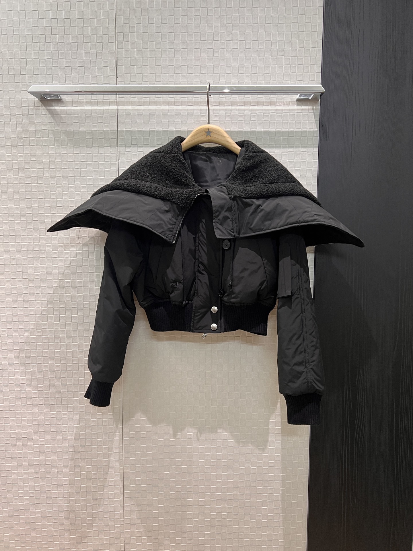 NO:504453,New large fur collar hooded short waist cotton jacket, hat can zip to make a larger shawl, ribbed cuffs, wide hem, ribbed waist embroidery CD bee, hardware accessories mold opening, fashionable and casual, age-reducing versatile S-XL,, jackets & coats,shawls,hats,alexander wang19860909新款大毛领连帽短款收腰棉服外套帽子可拉链变大披肩 罗纹袖口 下摆宽罗纹束腰刺绣CD小蜜蜂 五金配件开模 时尚休闲 减龄百搭 S-XL,,jackets & coats,shawls,hats,alexander wang,Women's clothing