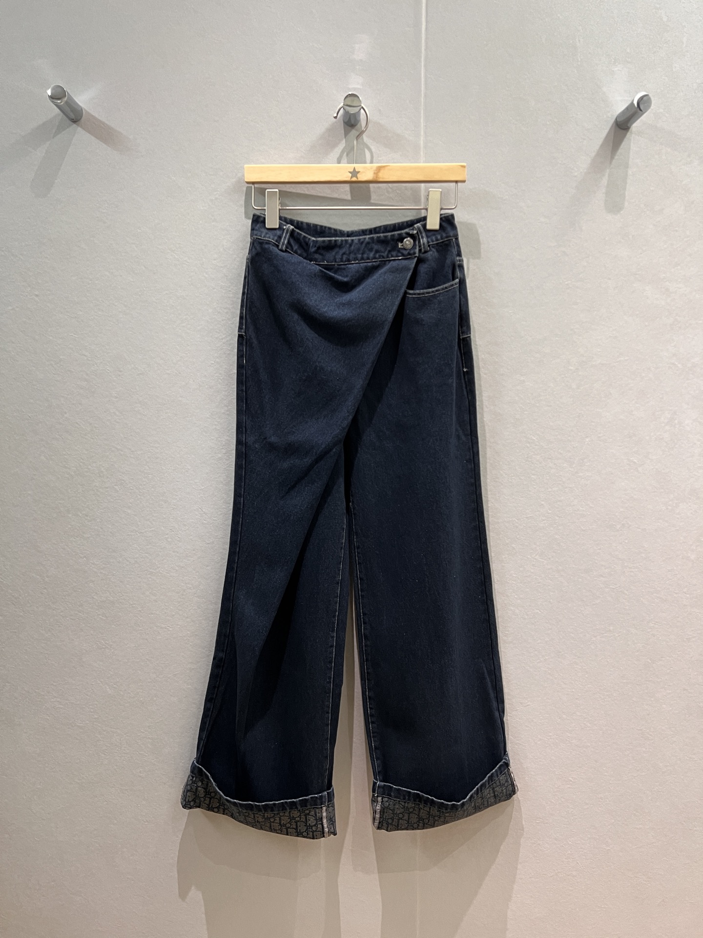 NO:504463,New asymmetric front slanted jeans, wide-leg casual pants, Cd presbyopia logo, can be rolled back, lazy and fashionable aura, casual and versatile S-XL,, jeans, alexander wang19860909新款不对称前襟斜边牛仔裤 阔腿休闲裤内里Cd老花logo 可反卷裤脚 慵懒时尚气场全开 休闲百搭 S-XL,,jeans,alexander wang,Women's clothing