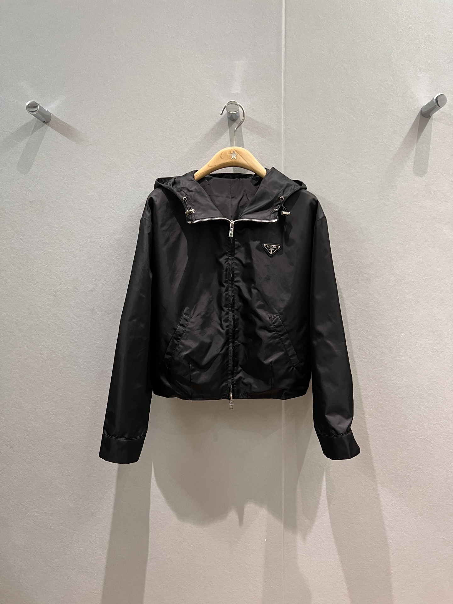 NO:504507,New style recommended triangle logo decorative nylon hooded jacket ribbed high waist zipper A-swing skirt, hem waist tightening, side pockets, loose casual, classic triangle logo decoration, age-reducing essential, fashionable and versatile set or separate, black and white SML jacket.,,skirts,jackets & coats,hats,alexander wang19860909新款推荐三角徽标装饰尼龙连帽外套罗纹高腰拉链A摆半裙 下摆收腰松紧 两侧口袋 宽松休闲 经典三角标装饰 减龄必备 时尚百搭一套或分开 黑色白色 SML 外套.,,skirts,jackets & coats,hats,alexander wang,Women's clothing