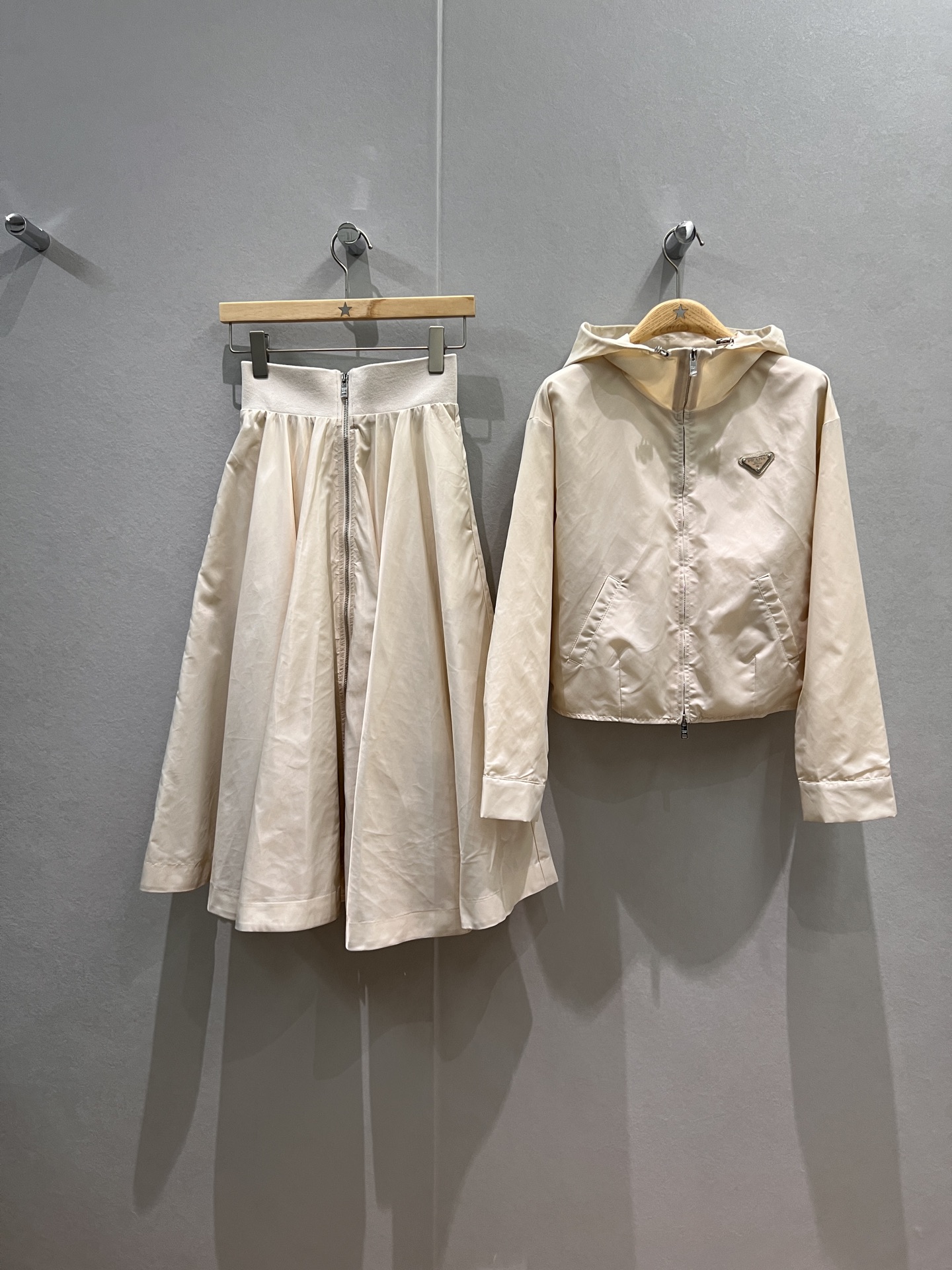 NO:504497,New style recommended triangle logo decorative nylon hooded jacket ribbed high waist zipper A-swing skirt Umbrella skirt Hem waist elasticity Pockets on both sides Loose and casual Classic triangle logo decoration Essential for age reduction Fashion and versatile set or separate Black and white SML, skirts, jackets & coats,hats,alexander wang19860909新款推荐三角徽标装饰尼龙连帽外套罗纹高腰拉链A摆半裙 伞裙 下摆收腰松紧 两侧口袋 宽松休闲 经典三角标装饰 减龄必备 时尚百搭一套或分开 黑色白色 SML,,skirts,jackets & coats,hats,alexander wang,Women's clothing