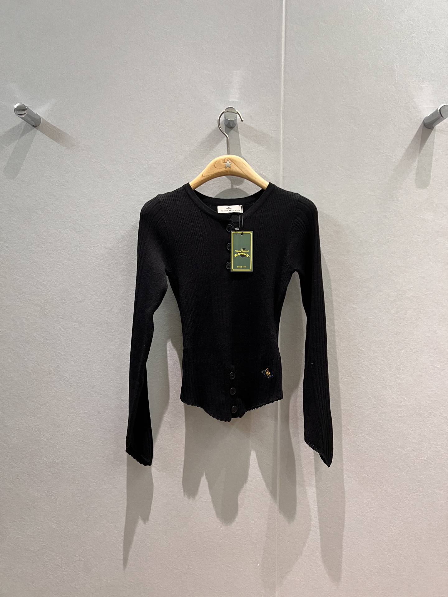 NO:505651,New Queen Mother, neckline hem design, knitted top irregular cuffs, hem embroidered logo badge, wash wool without tying, slim black gray apricot color, SML, alexander wang19860909新款西太后 领口下摆开摆设计针织衫上衣不规则袖口 下摆刺绣logo徽章 洗水羊毛不扎修身显瘦 黑色灰色杏色 SML,,alexander wang,Women's clothing