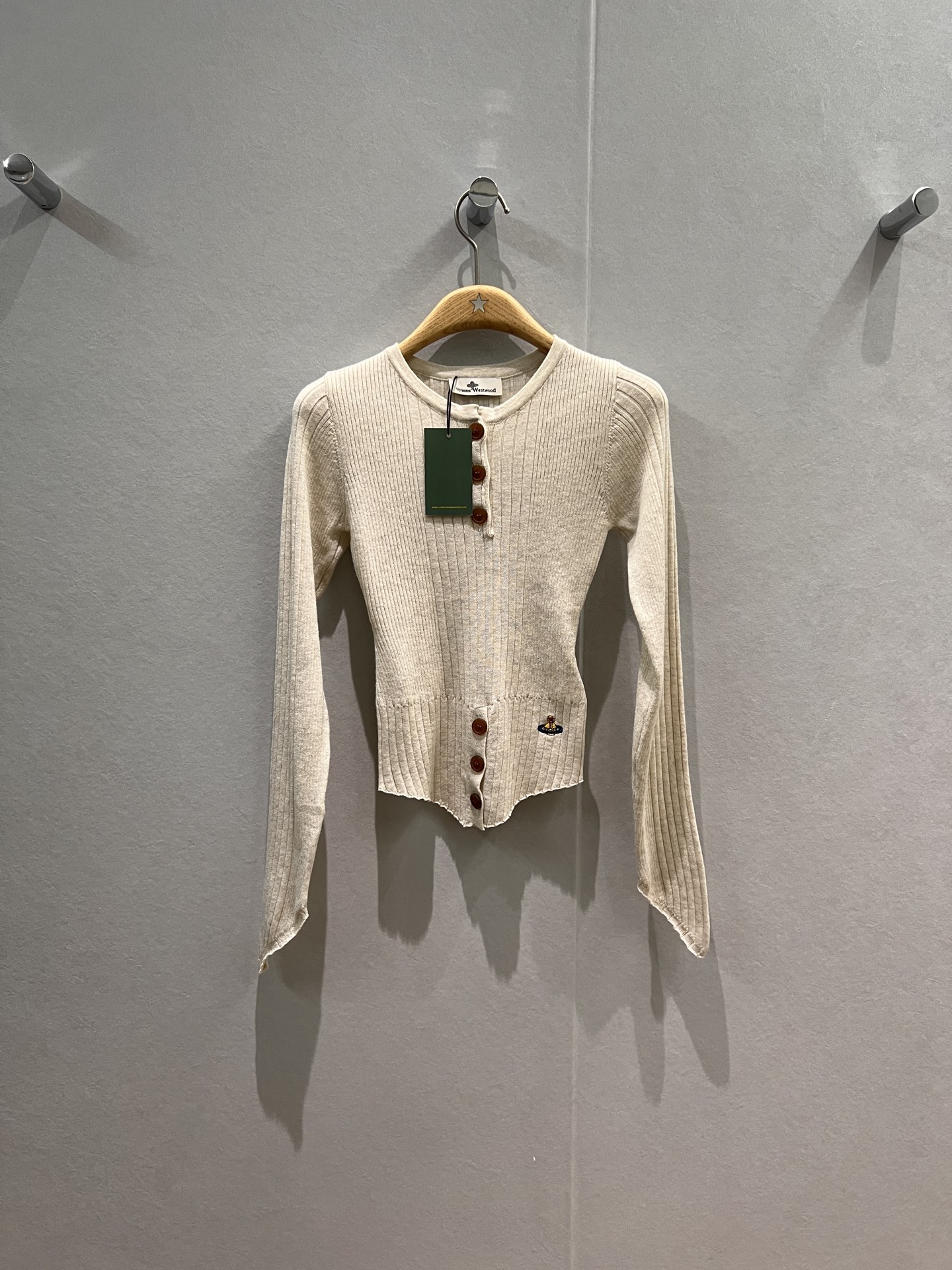 NO:505661,New Queen Mother, neckline hem design, knitted top irregular cuffs, hem embroidered logo badge, wash wool without tying, slim black gray apricot color, SML, alexander wang19860909新款西太后 领口下摆开摆设计针织衫上衣不规则袖口 下摆刺绣logo徽章 洗水羊毛不扎修身显瘦 黑色灰色杏色 SML,,alexander wang,Women's clothing