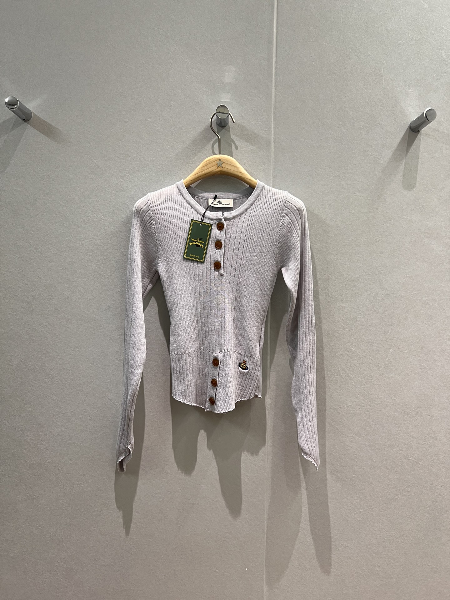 NO:505668,New Queen Mother, neckline hem design, knitted top irregular cuffs, hem embroidered logo badge, wash wool without tying, slim black gray apricot color, SML, alexander wang19860909新款西太后 领口下摆开摆设计针织衫上衣不规则袖口 下摆刺绣logo徽章 洗水羊毛不扎修身显瘦 黑色灰色杏色 SML,,alexander wang,Women's clothing