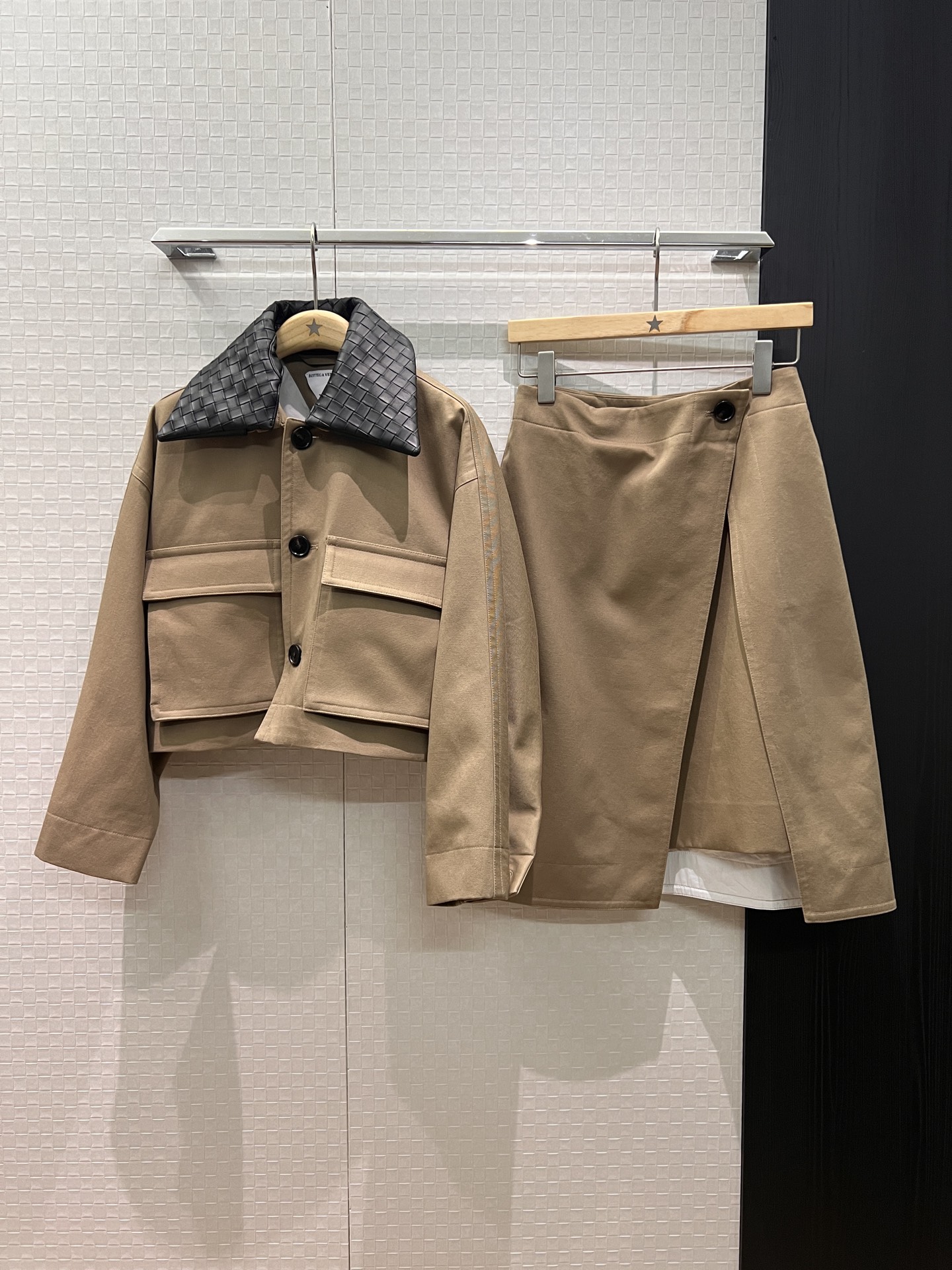 NO:505689,Jacket Skirts 280BV new braided leather collar large pocket short jacket jacket asymmetrical fake two-piece design Wrapped slit skirt collar can be detached and worn. Skirts have pockets on both sides of the skirt Classic inverted triangle decoration Pink/khaki SML,,bottega veneta,skirts,jackets & coats,jackets & coats,alexander wang19860909外套 半裙280BV新款编织皮领大口袋短款夹克外套不对称假两件设计 包裹式开叉半裙衣领可拆卸两穿 半裙两侧有口袋 经典倒三角装饰 粉色/卡其色 SML,,bottega veneta,skirts,jackets & coats,jackets & coats,alexander wang,Women's clothing