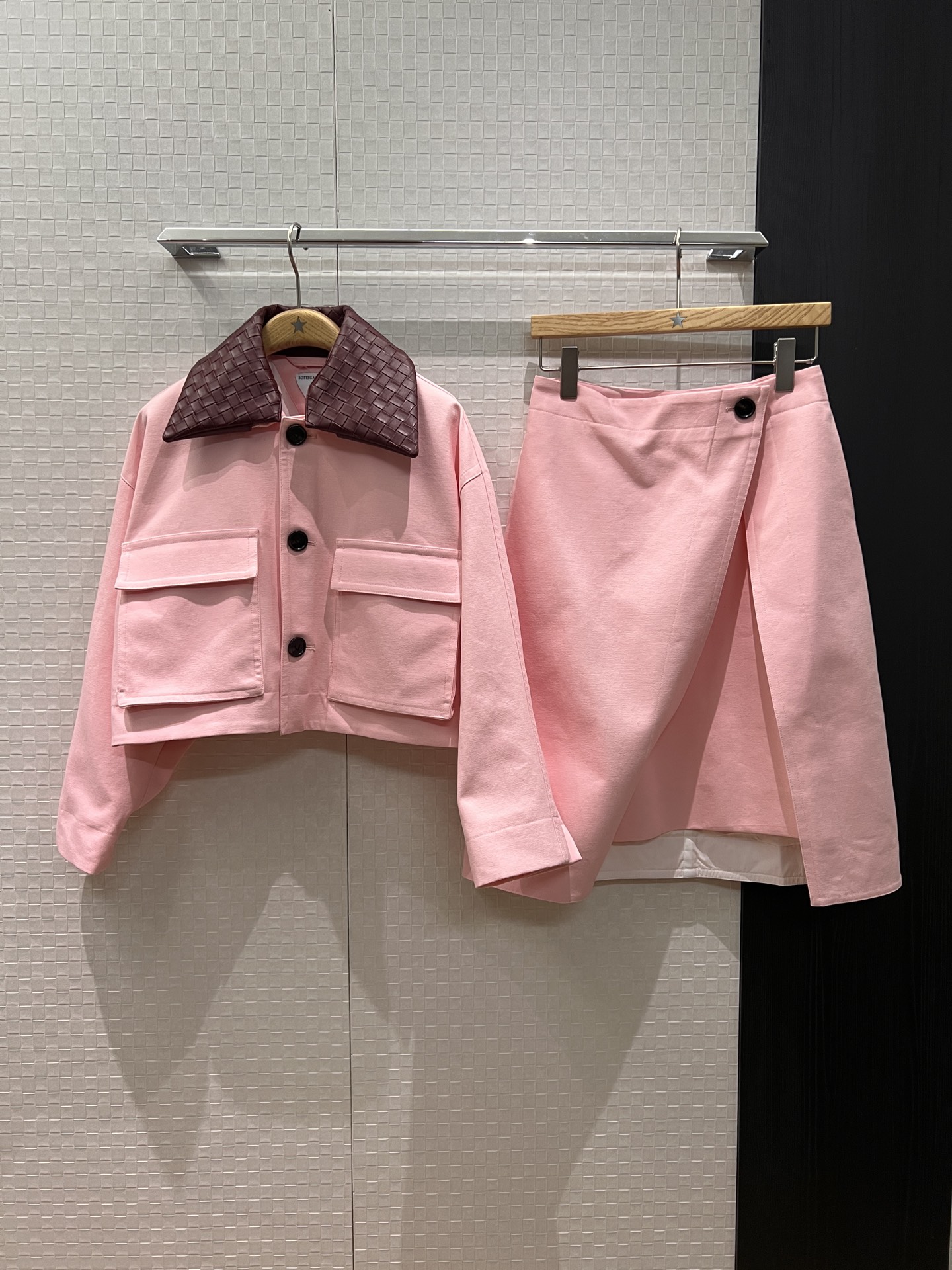 NO:505700,Jacket Skirts 280BV new braided leather collar large pocket short jacket jacket asymmetrical fake two-piece design Wrapped slit skirt collar can be detached and worn. Skirts have pockets on both sides of the skirt Classic inverted triangle decoration Pink/khaki SML,,bottega veneta,skirts,jackets & coats,jackets & coats,alexander wang19860909外套 半裙280BV新款编织皮领大口袋短款夹克外套不对称假两件设计 包裹式开叉半裙衣领可拆卸两穿 半裙两侧有口袋 经典倒三角装饰 粉色/卡其色 SML,,bottega veneta,skirts,jackets & coats,jackets & coats,alexander wang,Women's clothing
