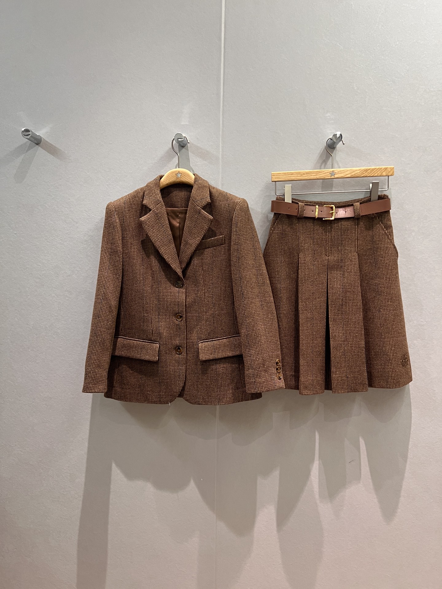NO:505708,Jacket New retro college style Brown fine plaid suit jacket irregular wide pleated skirt Delivery belt decoration Applique miu embroidery logo wool blend Fashion age-reducing SML,,miumiu,skirts,jackets & coats,business suit,alexander wang19860909外套 半裙新款复古学院风 棕细格西装外套不规则宽百褶半裙 配送腰带装饰 贴布miu刺绣logo羊毛混纺 时尚减龄 SML,,miumiu,skirts,jackets & coats,business suit,alexander wang,Women's clothing