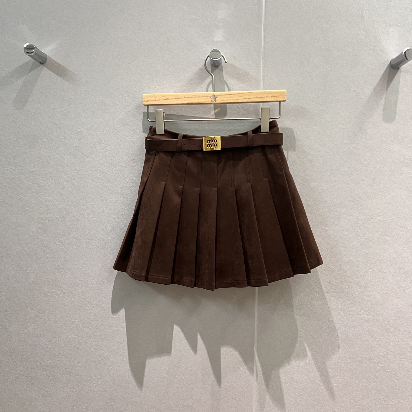 NO:505687,New Miu gold buckle belt decorative suede pleated skirt, shorts lined in college style, age-reducing versatile, fashionable single black brown chocolate color S-XL,,miumiu, skirts, shorts,chamois leather,alexander wang19860909新款miu金扣腰带装饰麂皮绒百褶半裙 短裤内衬学院风 减龄百搭 时髦单品黑色棕色巧克力色 S-XL,,miumiu,skirts,shorts,chamois leather,alexander wang,Women's clothing