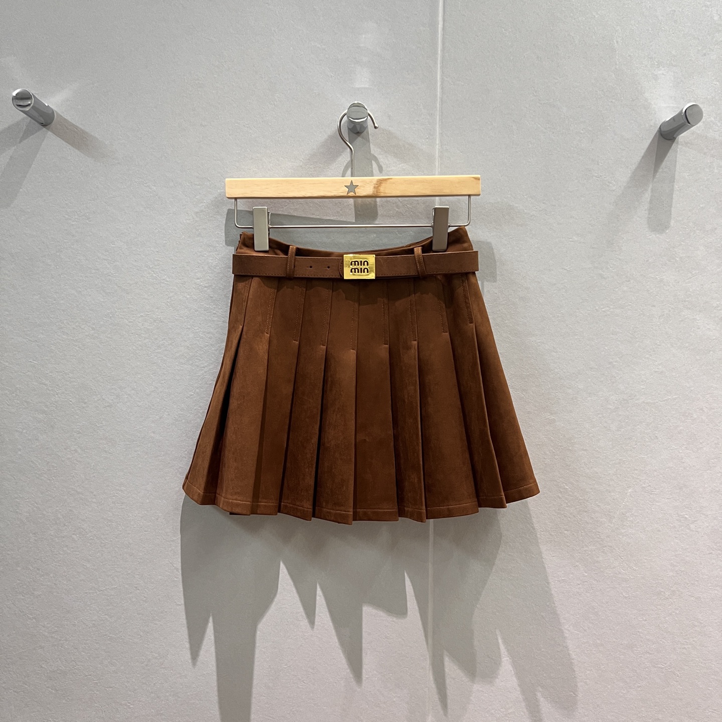 NO:505697,New Miu gold buckle belt decorative suede pleated skirt, shorts lined in college style, age-reducing versatile, fashionable single black brown chocolate color S-XL,,miumiu, skirts, shorts,chamois leather,alexander wang19860909新款miu金扣腰带装饰麂皮绒百褶半裙 短裤内衬学院风 减龄百搭 时髦单品黑色棕色巧克力色 S-XL,,miumiu,skirts,shorts,chamois leather,alexander wang,Women's clothing