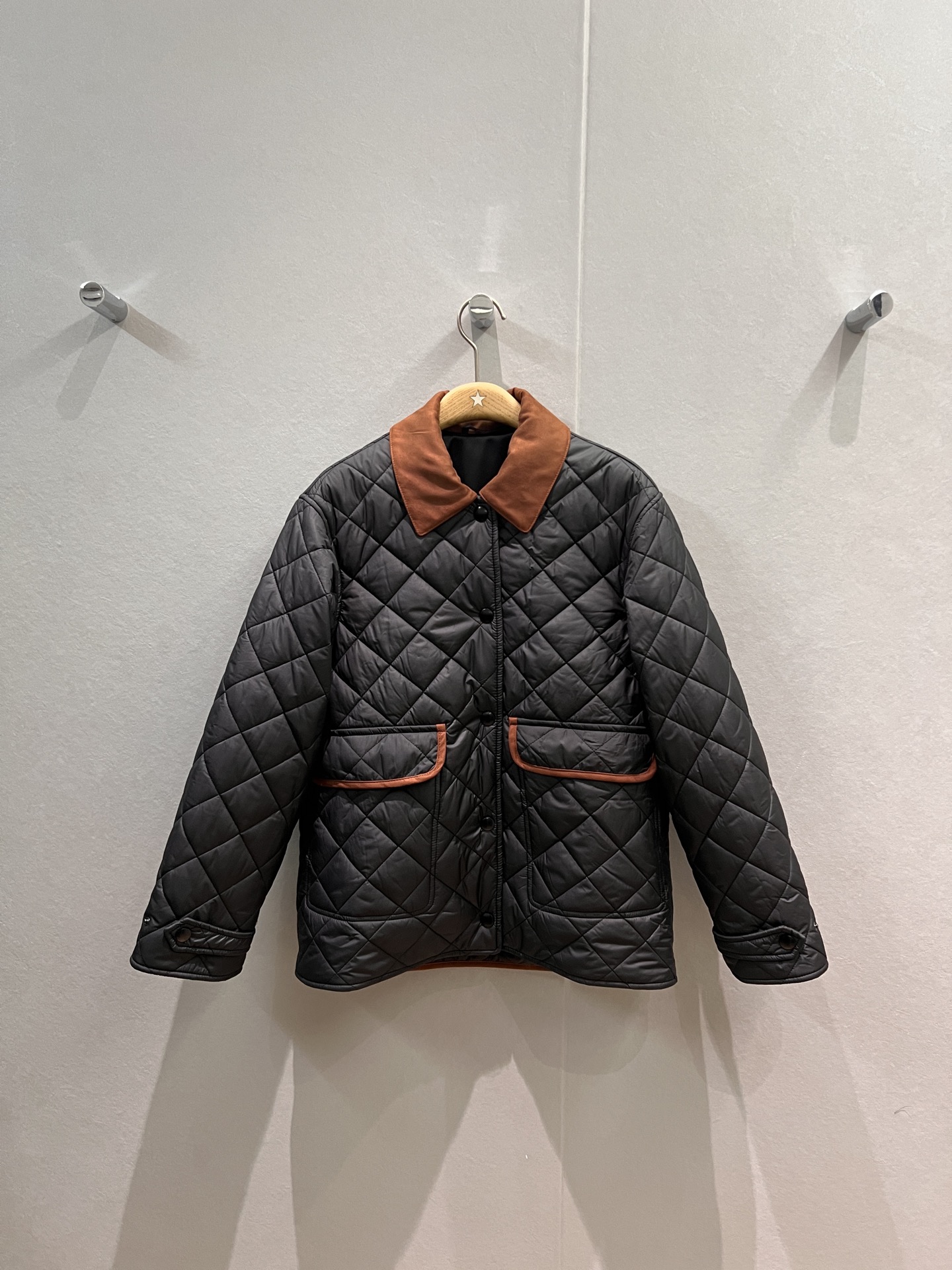 NO:505707,New autumn and winter styles Recommend suede collar splicing diamond-clad cotton jacket Quilted design jacket Cotton jacket Flip pocket splicing contrast color Miu embroidery logo behind the back is light and soft, comfortable and not bloated, age-reducing versatile black apricot color SML,,miumiu, jackets & coats,jackets & coats,chamois leather,alexander wang19860909秋冬新款 推荐麂皮绒衣领拼接菱格夹棉外套 绗缝设计夹克棉服翻盖口袋拼接撞色 背后miu刺绣logo 轻薄柔软 舒适不臃肿 减龄百搭黑色杏色 SML,,miumiu,jackets & coats,jackets & coats,chamois leather,alexander wang,Women's clothing