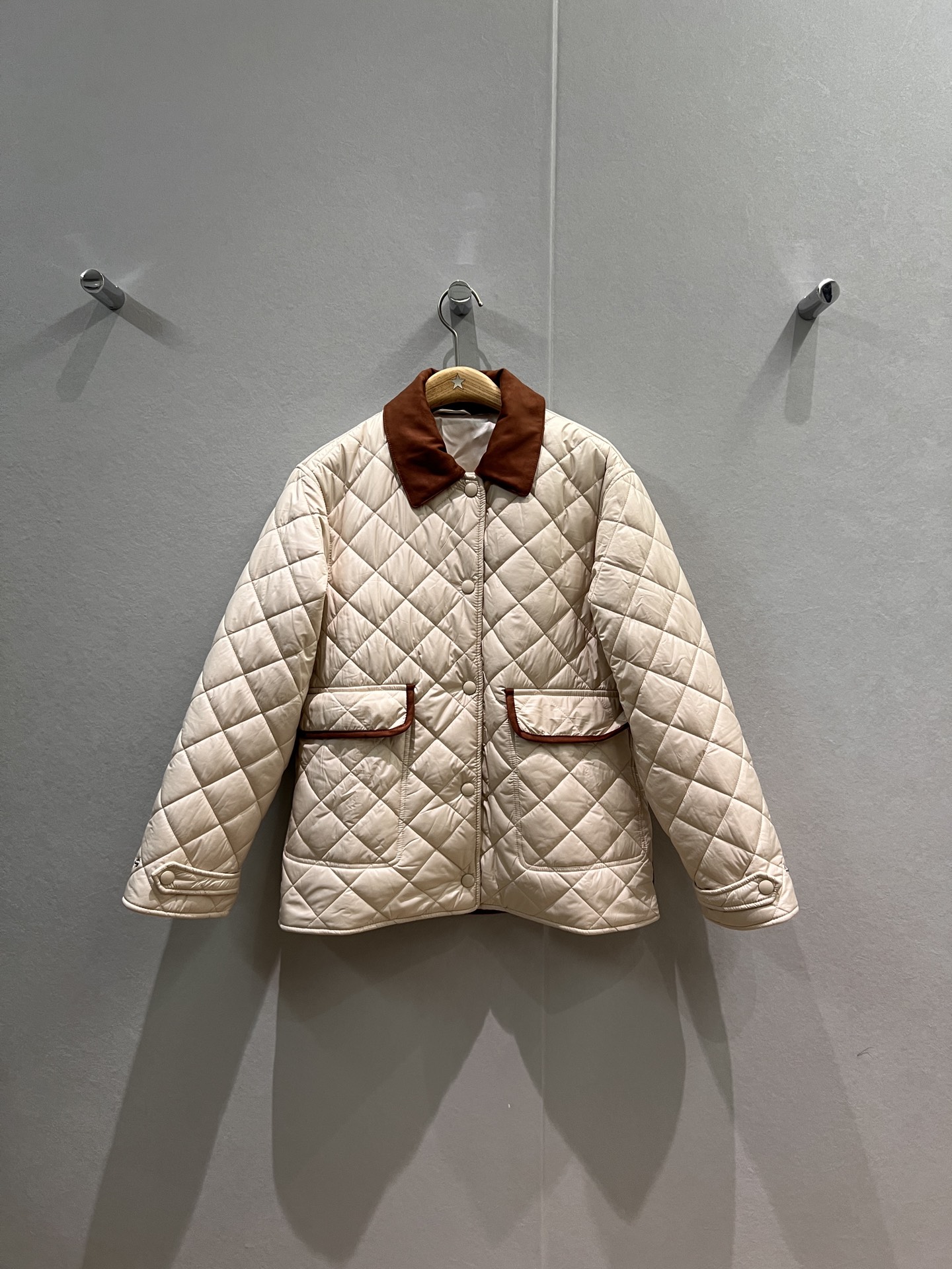 NO:505717,New autumn and winter styles Recommend suede collar splicing diamond-clad cotton jacket Quilted design jacket Cotton jacket Flip pocket splicing contrast color Miu embroidery logo behind the back is light and soft, comfortable and not bloated, age-reducing versatile black apricot color SML,,miumiu, jackets & coats,jackets & coats,chamois leather,alexander wang19860909秋冬新款 推荐麂皮绒衣领拼接菱格夹棉外套 绗缝设计夹克棉服翻盖口袋拼接撞色 背后miu刺绣logo 轻薄柔软 舒适不臃肿 减龄百搭黑色杏色 SML,,miumiu,jackets & coats,jackets & coats,chamois leather,alexander wang,Women's clothing