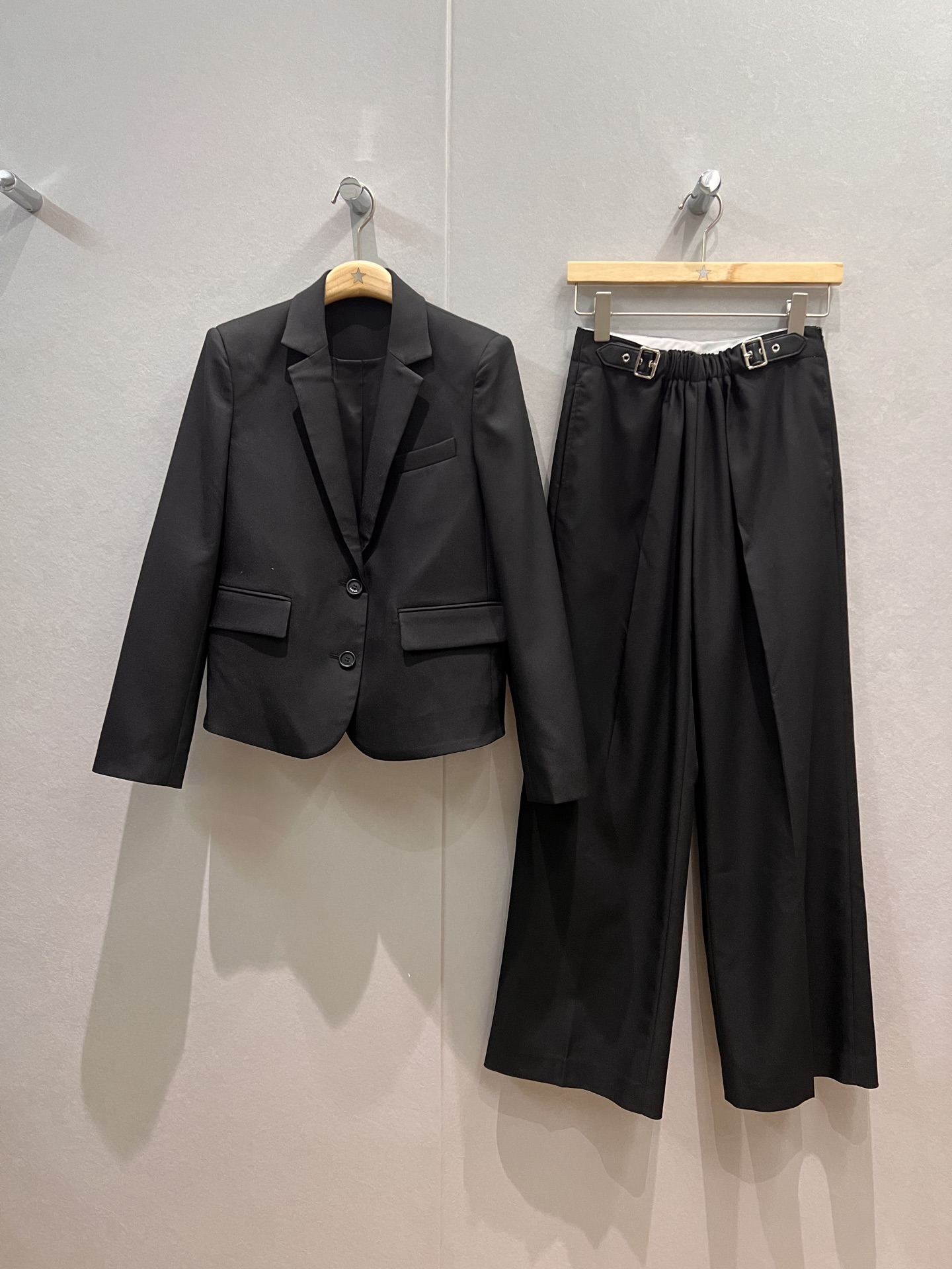 NO:506467,Suit, new style of trousers, same style as Chen Tuling, Dong Jie, loewe belt buckle series, simple two-button suit jacket wide-leg pants, casual trousers jacket hem, pants waist, elastic belt adjustable design, fashionable and lazy black khaki S-XL,,loewe, jackets & coats,business suit,alexander wang19860909西装 西裤新款陈都灵董洁同款 loewe皮带扣系列 简约两扣西装外套阔腿裤 休闲西裤外套下摆 裤子腰围 松紧皮带可调设计 时尚慵懒 黑色卡其 S-XL,,loewe,jackets & coats,business suit,alexander wang,Women's clothing
