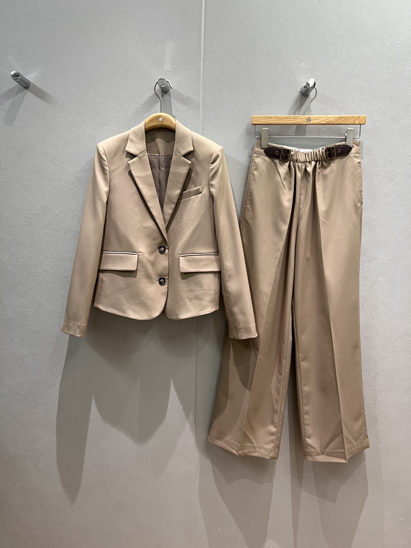 NO:506474,Suit, trousers suit new style, Chen Duling, Dong Jie, same style, loewe belt buckle series, simple two-button suit jacket wide-leg pants, casual trousers jacket hem, pants waist, elastic belt adjustable design, fashionable and lazy, black khaki S-XL,,loewe, jackets & coats,business suit,alexander wang19860909西装 西裤西装新款陈都灵董洁同款 loewe皮带扣系列 简约两扣西装外套阔腿裤 休闲西裤外套下摆 裤子腰围 松紧皮带可调设计 时尚慵懒 黑色卡其 S-XL,,loewe,jackets & coats,business suit,alexander wang,Women's clothing