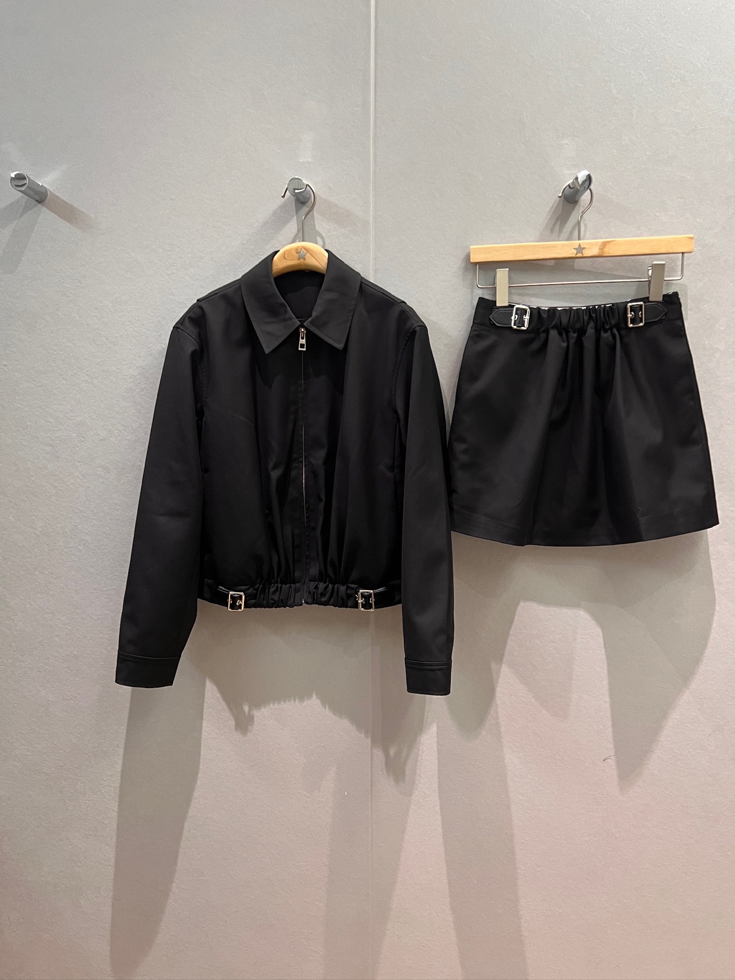 NO:506480,New loewe belt buckle series elastic belt adjustable design for hem, lapel loose jacket, fashionable and casual, classic leather label decoration, black chest, no embroidery, can be worn with the same skirt shorts, black brown S-XL,,loewe, skirts, shorts, jackets & coats, jackets & coats, alexander wang19860909新款loewe皮带扣系列下摆松紧皮带可调设计 翻领宽松夹克外套时尚休闲 经典皮标装饰 黑色胸前没有刺绣 可搭同款半裙短裤 黑色咖色 S-XL,,loewe,skirts,shorts,jackets & coats,jackets & coats,alexander wang,Women's clothing