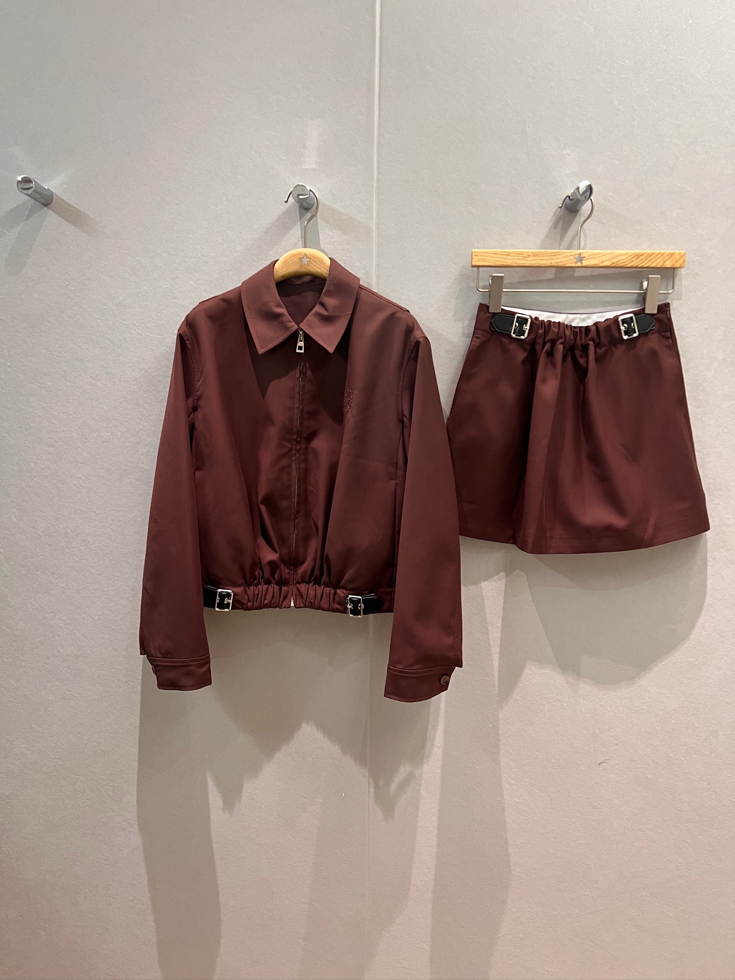 NO:506456,New loewe belt buckle series elastic belt adjustable design for hem, lapel loose jacket, fashionable and casual, classic leather label decoration, black chest, no embroidery, can be worn with the same skirt shorts, black brown S-XL,,loewe, skirts, shorts, jackets & coats, jackets & coats, alexander wang19860909新款loewe皮带扣系列下摆松紧皮带可调设计 翻领宽松夹克外套时尚休闲 经典皮标装饰 黑色胸前没有刺绣 可搭同款半裙短裤 黑色咖色 S-XL,,loewe,skirts,shorts,jackets & coats,jackets & coats,alexander wang,Women's clothing