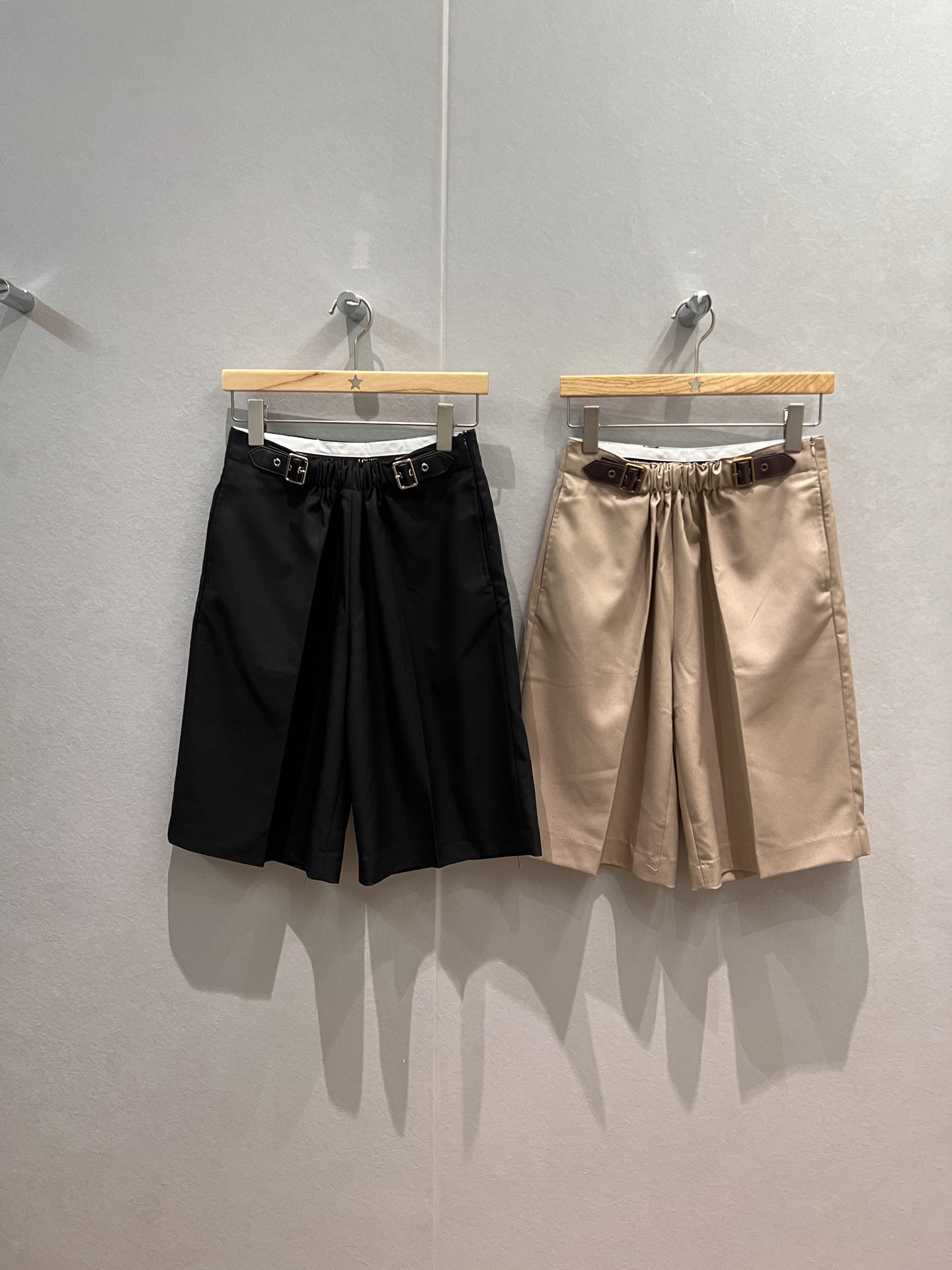 NO:506472,New loewe belt buckle series, waist elastic belt adjustable design, wide-leg suit mid-pants, five-leg pants, classic leather label decoration, lazy and casual, fashionable and versatile, same style blazer, old money handsome, black khaki S-XL,,loewe, jackets & coats, business suit,alexander wang19860909新款loewe皮带扣系列 腰围松紧皮带可调设计 阔腿西装中裤 五分裤经典皮标装饰 慵懒休闲 时尚百搭搭同款西装外套 老钱帅气 黑色卡其 S-XL,,loewe,jackets & coats,business suit,alexander wang,Women's clothing