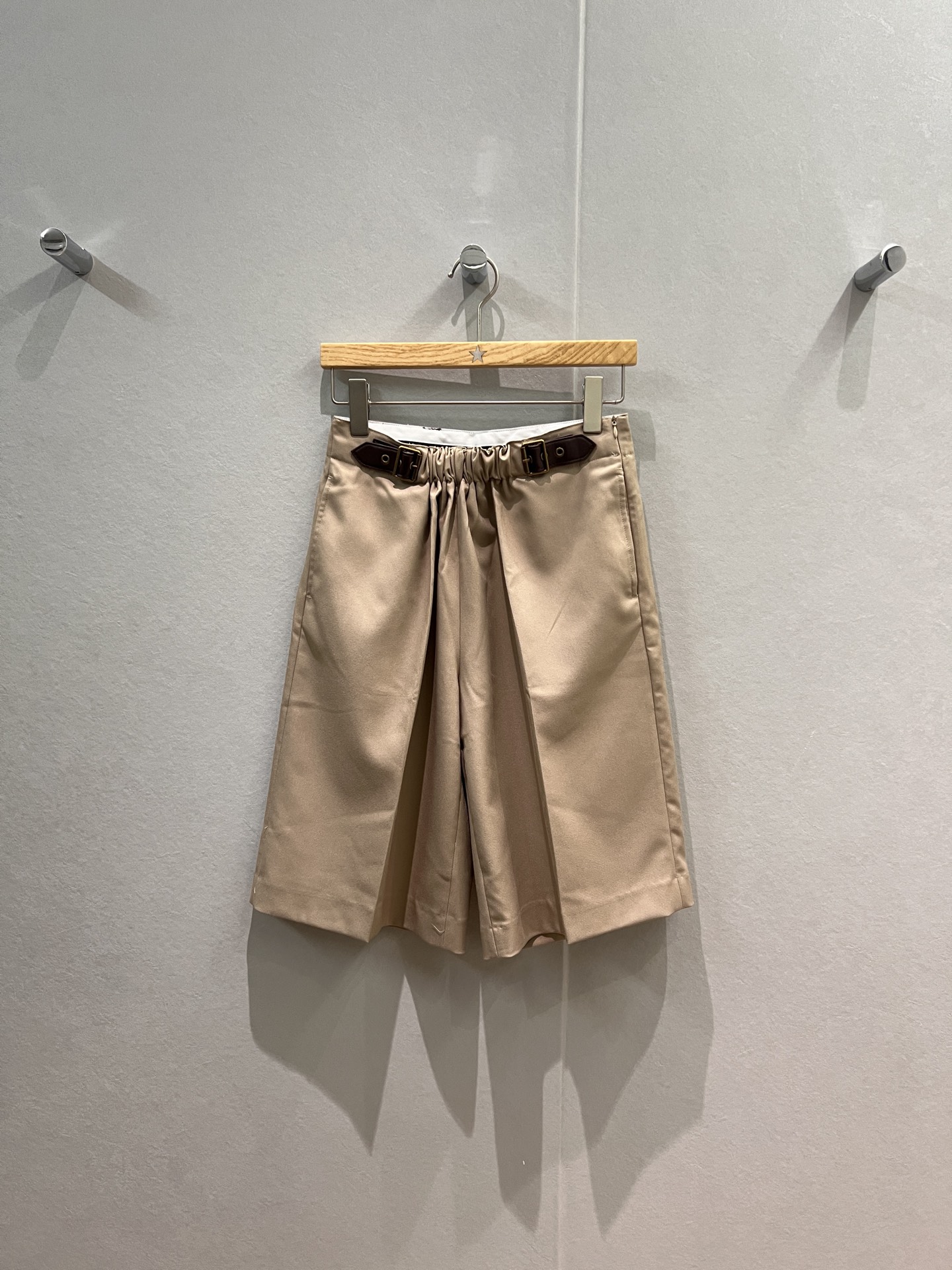 NO:506479,New loewe belt buckle series, waist elastic belt adjustable design, wide-leg suit mid-pants, five-leg pants, classic leather label decoration, lazy and casual, fashionable and versatile, same style blazer, old money handsome, black khaki S-XL,,loewe, jackets & coats, business suit,alexander wang19860909新款loewe皮带扣系列 腰围松紧皮带可调设计 阔腿西装中裤 五分裤经典皮标装饰 慵懒休闲 时尚百搭搭同款西装外套 老钱帅气 黑色卡其 S-XL,,loewe,jackets & coats,business suit,alexander wang,Women's clothing