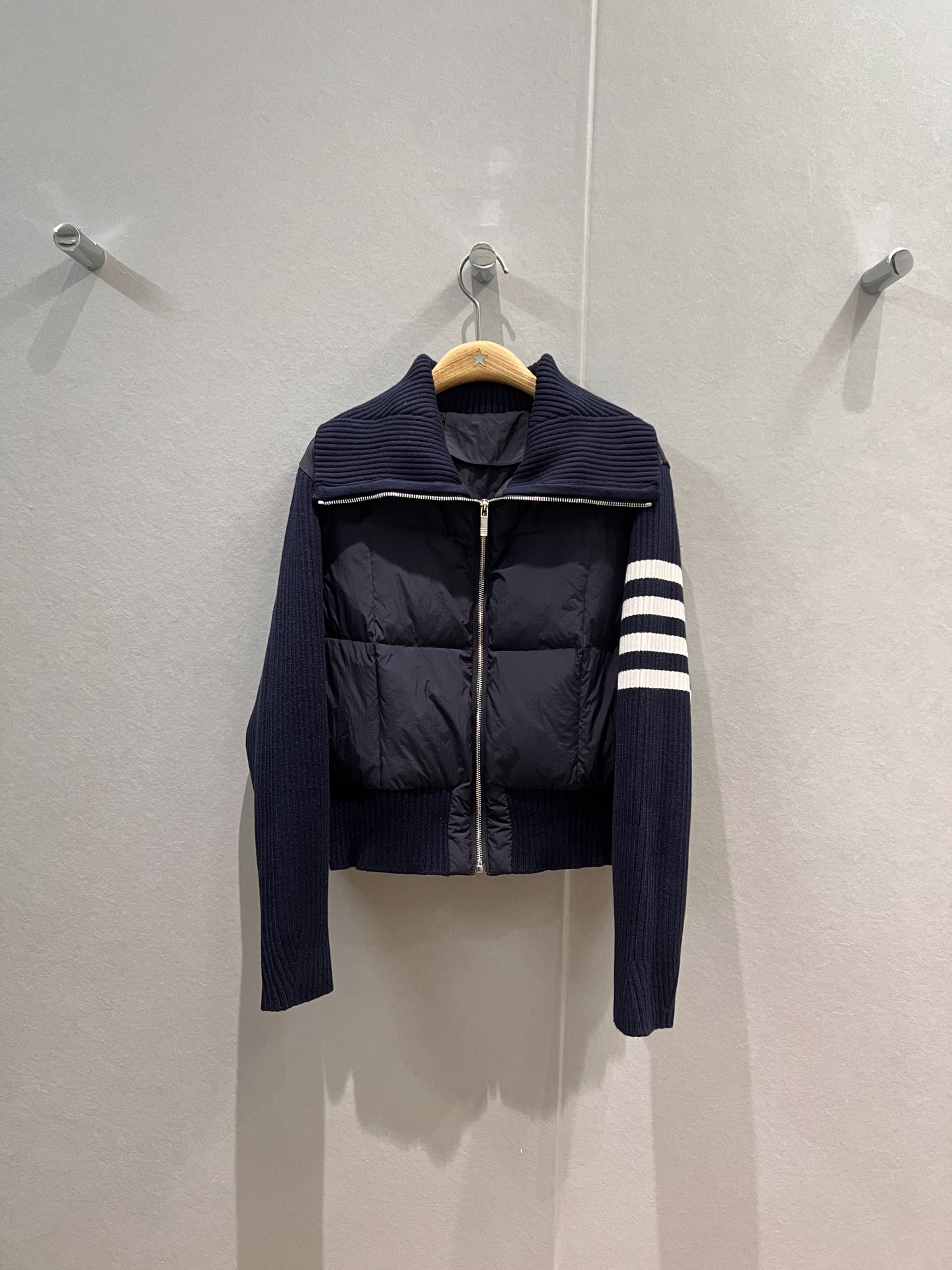 NO:506500,New TB large lapel turtle collar knitted down jacket waist jacket classic four-bar design warm and slim, college age-reducing, casual and versatile 90 down 10 feather dark blue white SML,, jackets & coats, down jacket, alexander wang19860909配防尘袋秋冬新款TB大翻领高领针织拼接羽绒服收腰外套 经典四条杠设计保暖修身 学院减龄 休闲百搭 90羽绒10羽毛深蓝白色 SML,,jackets & coats,down jacket,alexander wang,Women's clothing