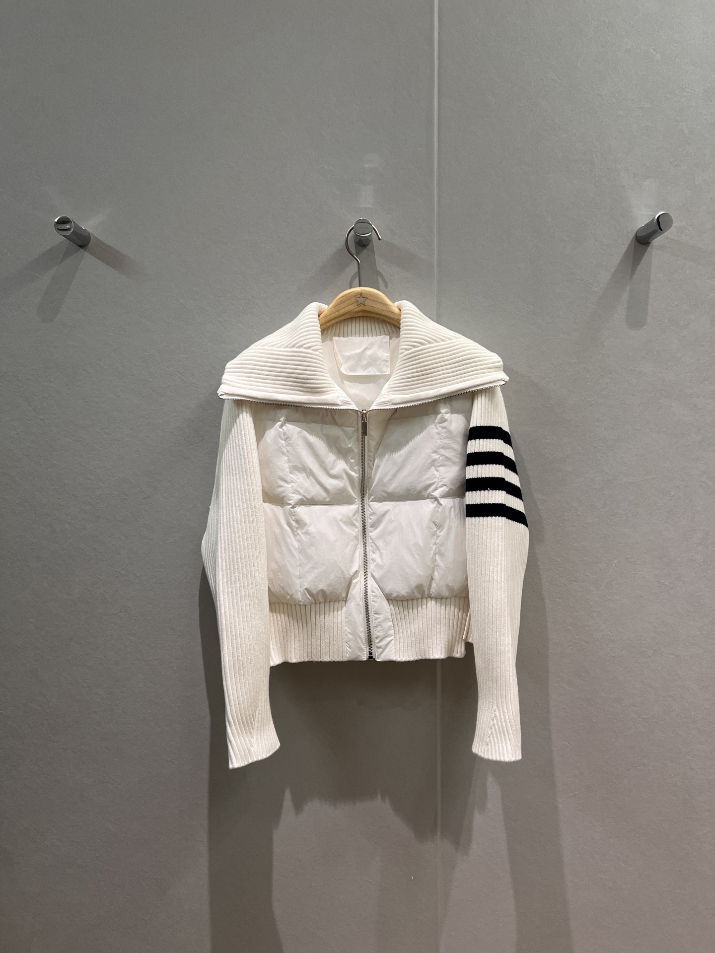 NO:506508,New TB large lapel turtle collar knitted down jacket waist jacket classic four-bar design warm and slim, college age-reducing, casual and versatile 90 down 10 feather dark blue white SML,, jackets & coats, down jacket, alexander wang19860909配防尘袋秋冬新款TB大翻领高领针织拼接羽绒服收腰外套 经典四条杠设计保暖修身 学院减龄 休闲百搭 90羽绒10羽毛深蓝白色 SML,,jackets & coats,down jacket,alexander wang,Women's clothing