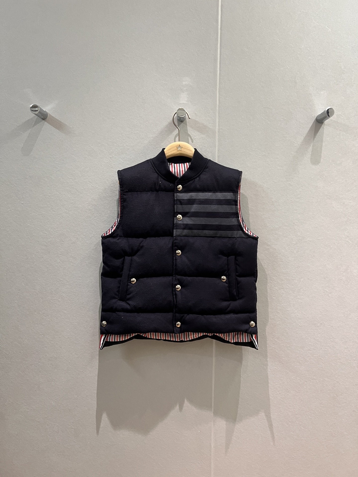 NO:506516,New TB stand-alone down vest jacket with dust bag autumn and winter. Classic four-bar printed hem on the chest is short in front and long in the back. Three-color red, white and blue lining. Loose and warm. College age-reducing. Casual and versatile. 90 down 10 feathers dark blue gray. SML,, jackets & coats, down jacket, alexander wang19860909配防尘袋秋冬新款TB立领羽绒马甲外套 胸前经典四条杠印花下摆前短后长 红白蓝三色内衬 宽松保暖 学院减龄 休闲百搭 90羽绒10羽毛深蓝灰色 SML,,jackets & coats,down jacket,alexander wang,Women's clothing