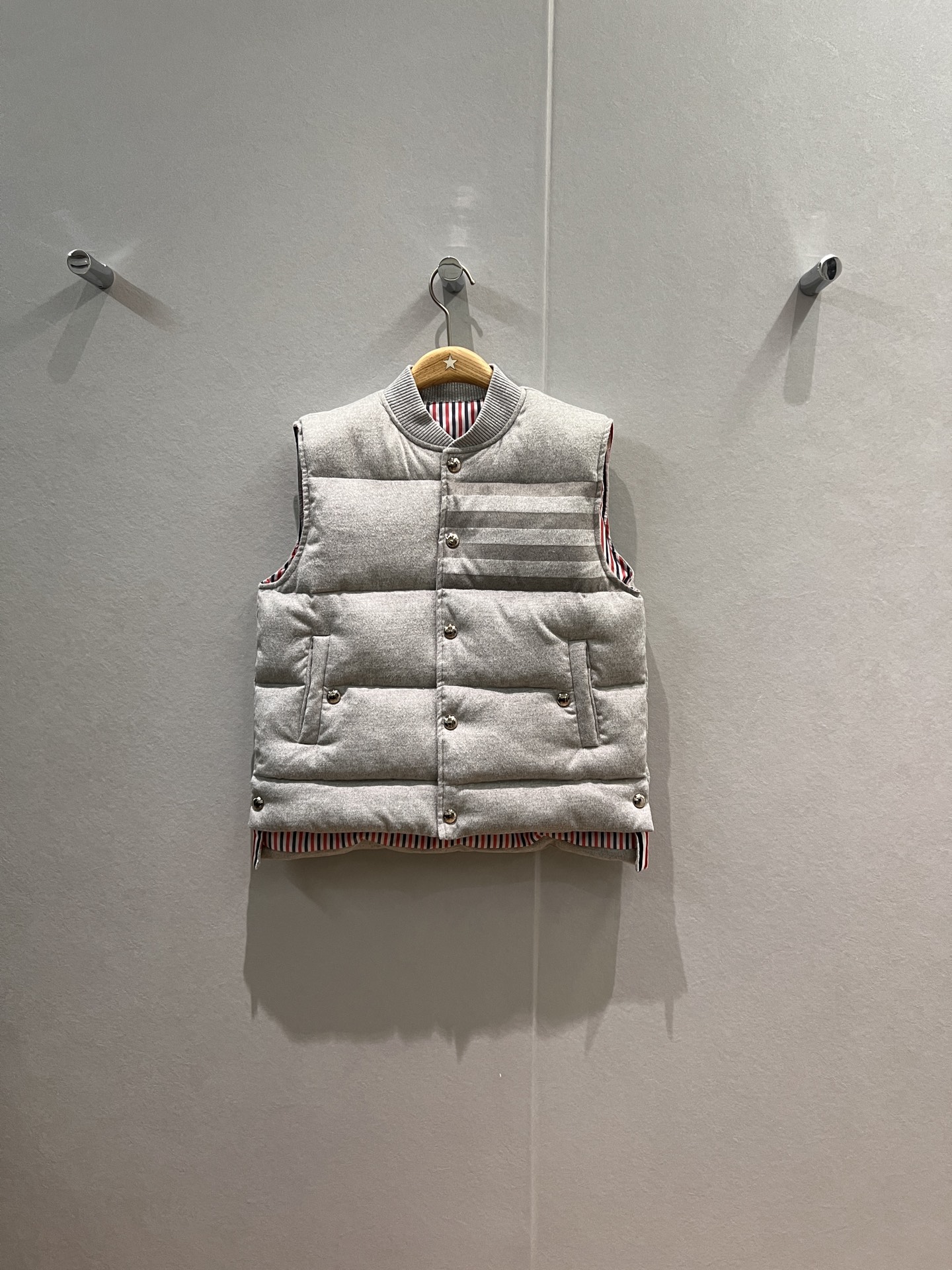 NO:506491,New TB stand-alone down vest jacket with dust bag autumn and winter. Classic four-bar printed hem on the chest is short in front and long in the back. Three-color red, white and blue lining. Loose and warm. College age-reducing. Casual and versatile. 90 down 10 feathers dark blue gray. SML,, jackets & coats, down jacket, alexander wang19860909配防尘袋秋冬新款TB立领羽绒马甲外套 胸前经典四条杠印花下摆前短后长 红白蓝三色内衬 宽松保暖 学院减龄 休闲百搭 90羽绒10羽毛深蓝灰色 SML,,jackets & coats,down jacket,alexander wang,Women's clothing