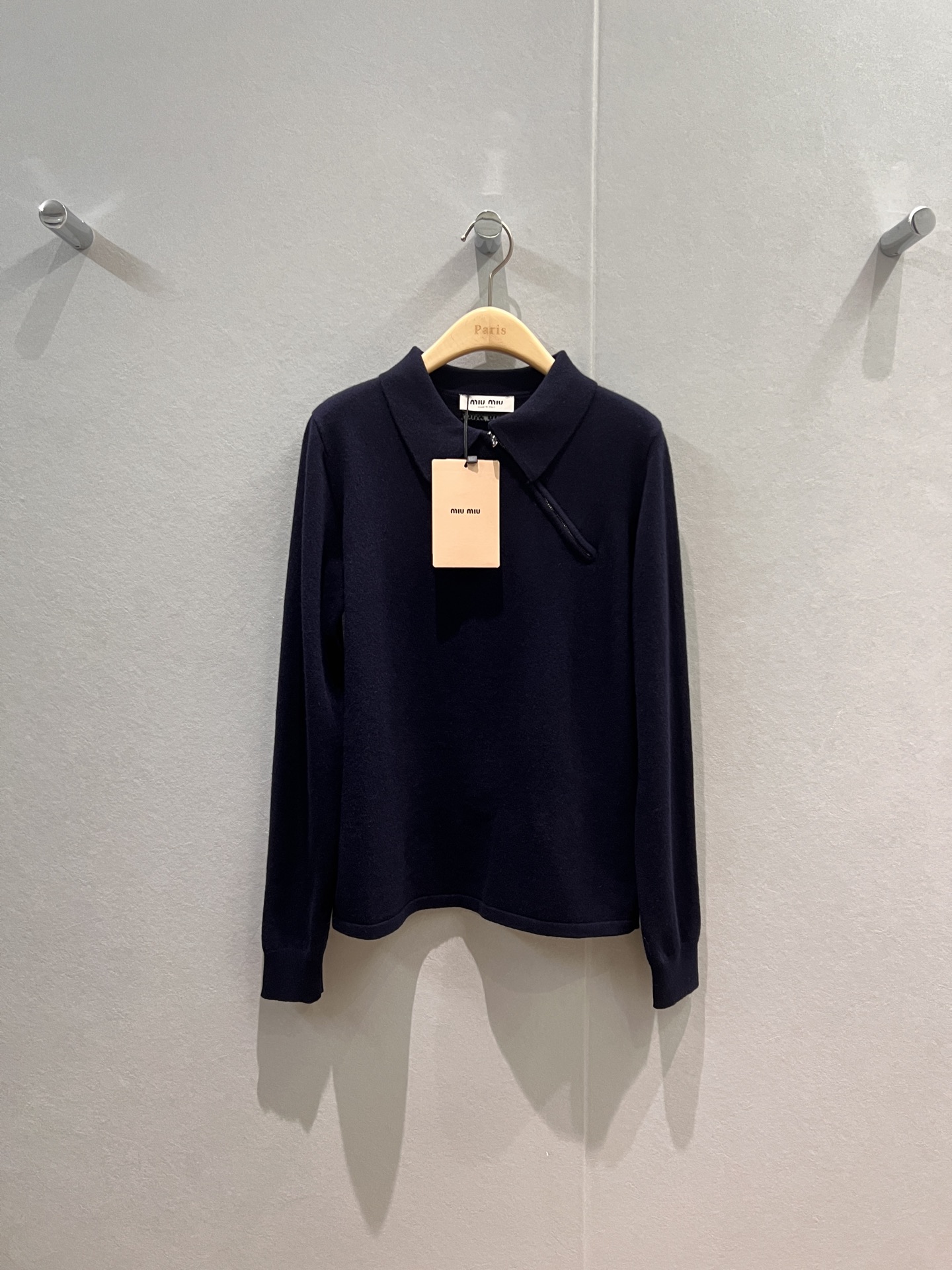 NO:507081,New lapel tilt placket long-sleeved sweater top with miu letter logo on the back. Simple and casual, age-reducing versatile SML, miumiu, alexander wang19860909新款翻领斜门襟长袖针织衫上衣背后miu字母logo 简单休闲 减龄百搭SML,,miumiu,alexander wang,Women's clothing