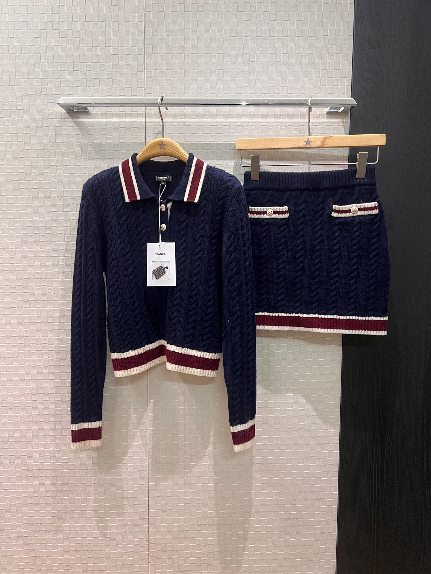 NO:507086,Top, new style of skirt, color-blocked striped pattern knitted top, hip-pack skirt, open mold button, college style, separate matching or set of styles, essential for age reduction SML, skirts, alexander wang19860909上衣 半裙新款走秀款 拼色条纹麻花纹针织上衣包臀半裙 开模扣子学院风 分开搭配或一套造型 减龄必备 SML,,skirts,alexander wang,Women's clothing