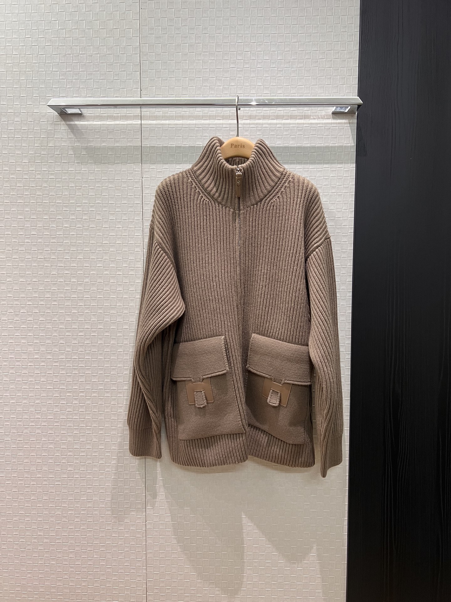 NO:507096,New H-patched leather decoration flip large pocket decoration, turtleneck wool thick stick needle sweater jacket loose silhouette, lazy and versatile, age-reducing necessities, black and white, brown, red SML,, jackets & coats, sweaters, alexander wang19860909新款H贴皮装饰翻盖大口袋装饰 高领羊毛粗棒针毛衣外套廓形宽松 慵懒百搭减龄必备 黑色白色咖色红色 SML,,jackets & coats,sweaters,alexander wang,Women's clothing