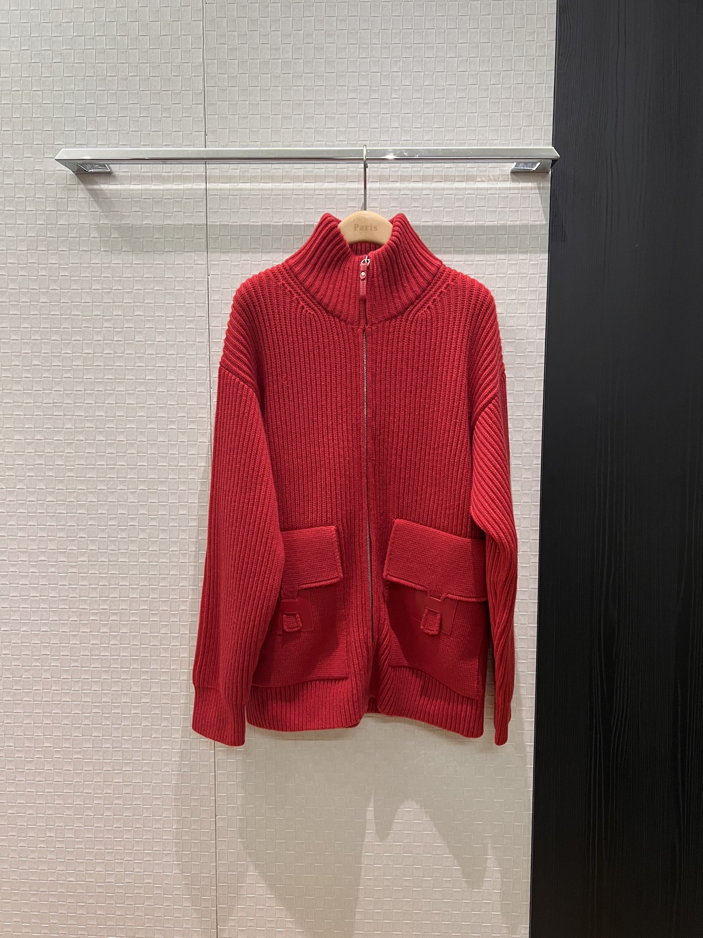 NO:507106,New H-patched leather decoration flip large pocket decoration, turtleneck wool thick stick needle sweater jacket loose silhouette, lazy and versatile, age-reducing necessities, black and white, brown, red SML,, jackets & coats, sweaters, alexander wang19860909新款H贴皮装饰翻盖大口袋装饰 高领羊毛粗棒针毛衣外套廓形宽松 慵懒百搭减龄必备 黑色白色咖色红色 SML,,jackets & coats,sweaters,alexander wang,Women's clothing