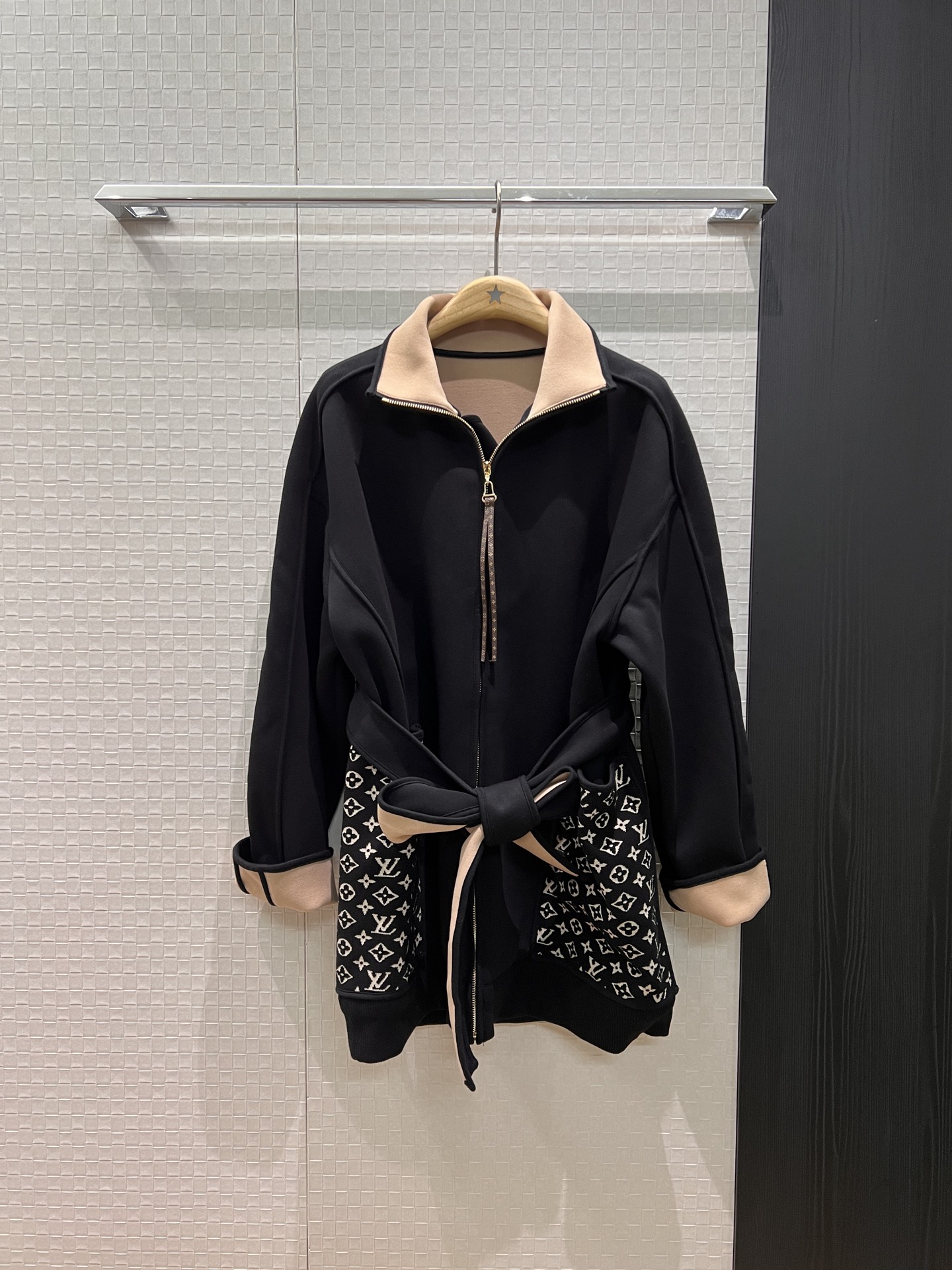 NO:507083,New old-fashioned knitted large pocket spliced ​​turtleneck mid-length jacket belt waist slimming, casual and fashionable contrasting inner lining can curl cuffs black khaki S-XL,,jackets & coats,alexander wang19860909新款老花针织大口袋拼接高领中长款外套系腰带收腰显瘦 休闲时尚 撞色内里可卷边袖口黑色卡其 S-XL,,jackets & coats,alexander wang,Women's clothing