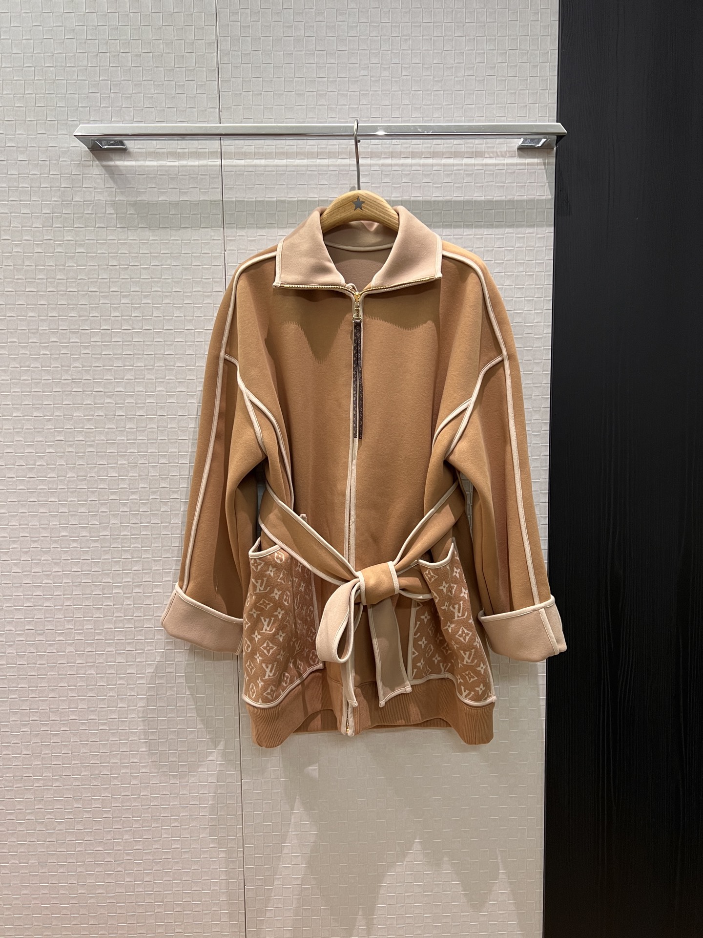 NO:507093,New old-fashioned knitted large pocket spliced ​​turtleneck mid-length jacket belt waist slimming, casual and fashionable contrasting inner lining can curl cuffs black khaki S-XL,,jackets & coats,alexander wang19860909新款老花针织大口袋拼接高领中长款外套系腰带收腰显瘦 休闲时尚 撞色内里可卷边袖口黑色卡其 S-XL,,jackets & coats,alexander wang,Women's clothing