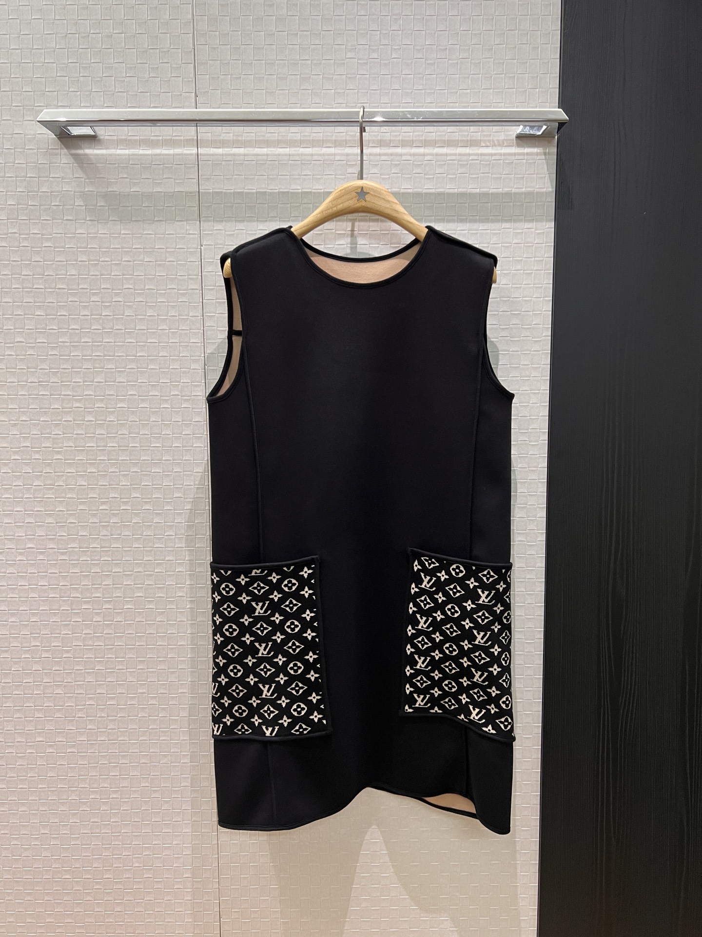 NO:507102,New old-fashioned knitted large pocket spliced ​​round neck vest skirt Sleeveless dress straight loose casual age-reducing black khaki S-XL, skirts, alexander wang19860909新款老花针织大口袋拼接圆领背心裙 无袖连衣裙直筒宽松 休闲减龄黑色卡其 S-XL,,skirts,alexander wang,Women's clothing