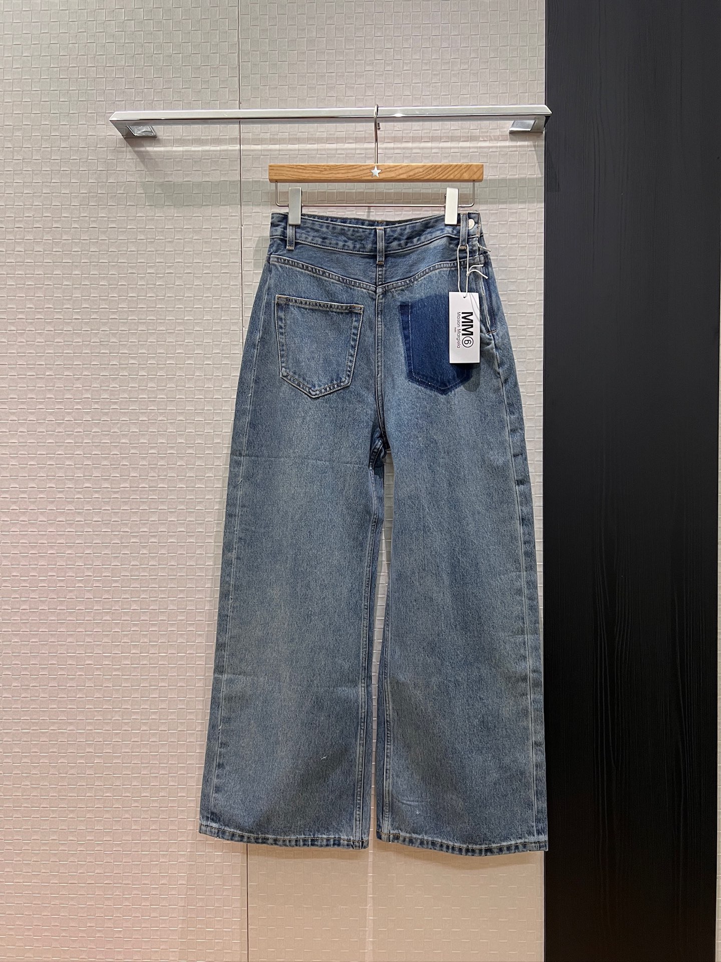 NO:507127,New MM6 Magila flip contrasting pocket back-wearing design decoration Straight jeans wide-leg pants logo leather logo hardware accessories mold opening casual and casual age-reducing versatile 26-29,,masion margiela,masion margiela,jeans,alexander wang19860909新款冲冲MM6马吉拉 翻转撞色口袋反穿设计装饰 直筒牛仔裤 阔腿裤logo皮标 五金配件开模 休闲随意 减龄百搭26-29,,masion margiela,masion margiela,jeans,alexander wang,Women's clothing