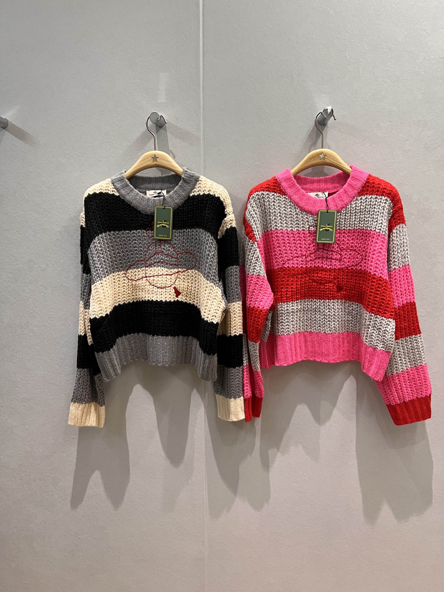 NO:508013,New Queen Mother's thick stick needle color-blocking striped short sweater, lazy wool sweater top, chest embroidered Saturn logo logo loose and casual, age-reducing versatile gray-black/red pink SML,,sweaters,alexander wang19860909新款西太后粗棒针拼色条纹短款毛衣 慵懒羊毛针织衫上衣 胸前刺绣土星logo标志宽松休闲 减龄百搭灰黑/红粉 SML,,sweaters,alexander wang,Women's clothing