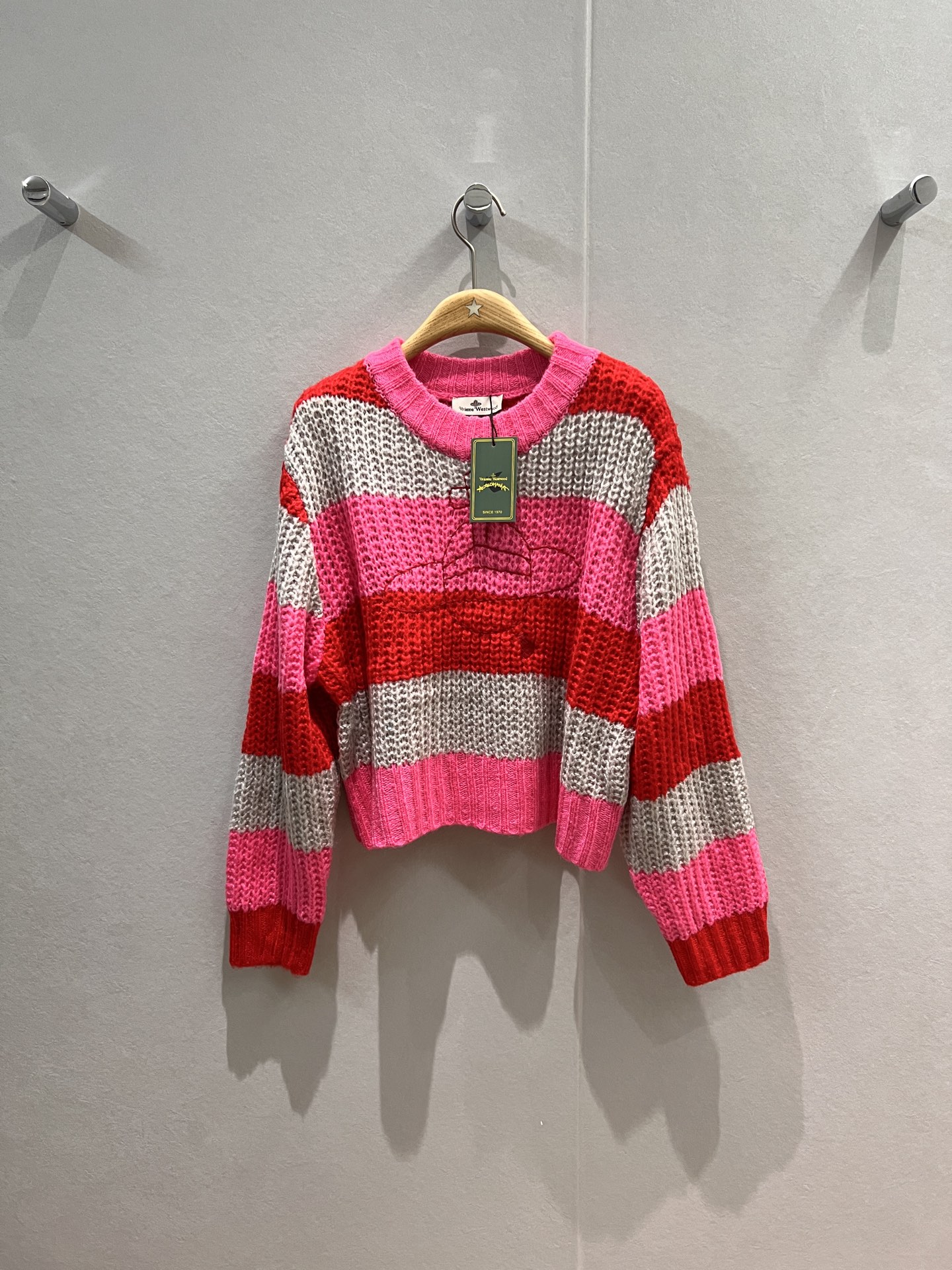 NO:508022,New Queen Mother's thick stick needle color-blocking striped short sweater, lazy wool sweater top, chest embroidered Saturn logo logo loose and casual, age-reducing versatile gray-black/red pink SML,,sweaters,alexander wang19860909新款西太后粗棒针拼色条纹短款毛衣 慵懒羊毛针织衫上衣 胸前刺绣土星logo标志宽松休闲 减龄百搭灰黑/红粉 SML,,sweaters,alexander wang,Women's clothing