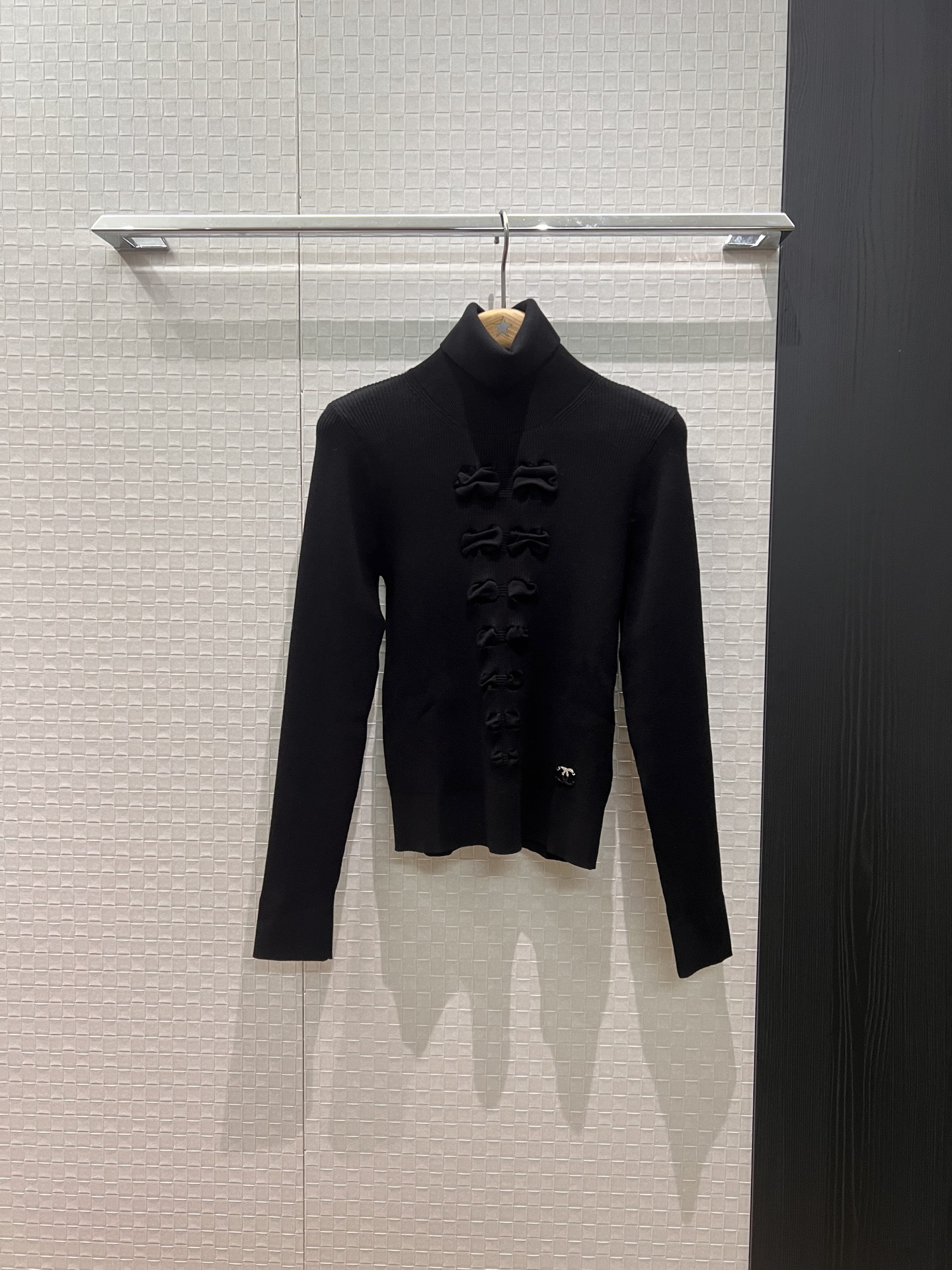 NO:507985,K new style knitted bow jacquard turtleneck long-sleeved knitted top with double C logo decoration on the hem, slim and sweet and versatile black and white SML, alexander wang19860909K新款蝴蝶结提花高领长袖针织上衣下摆双C标志装饰 修身显瘦甜美百搭 黑色白色 SML,,alexander wang,Women's clothing