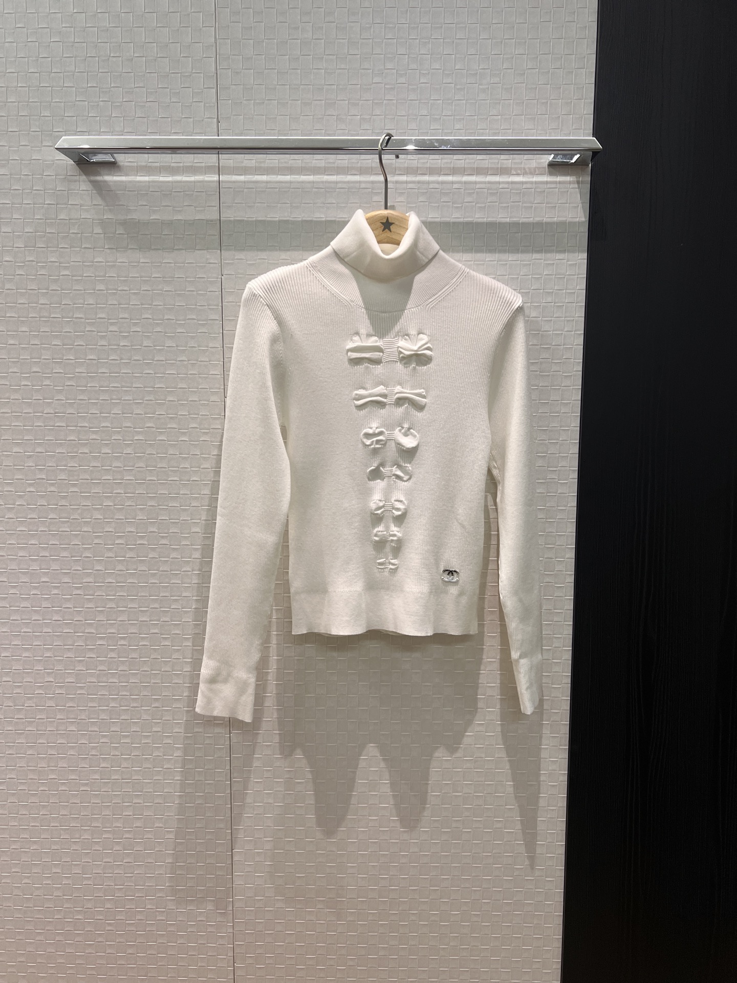 NO:507990,K new style knitted bow jacquard turtleneck long-sleeved knitted top with double C logo decoration on the hem, slim and sweet and versatile black and white SML, alexander wang19860909K新款蝴蝶结提花高领长袖针织上衣下摆双C标志装饰 修身显瘦甜美百搭 黑色白色 SML,,alexander wang,Women's clothing