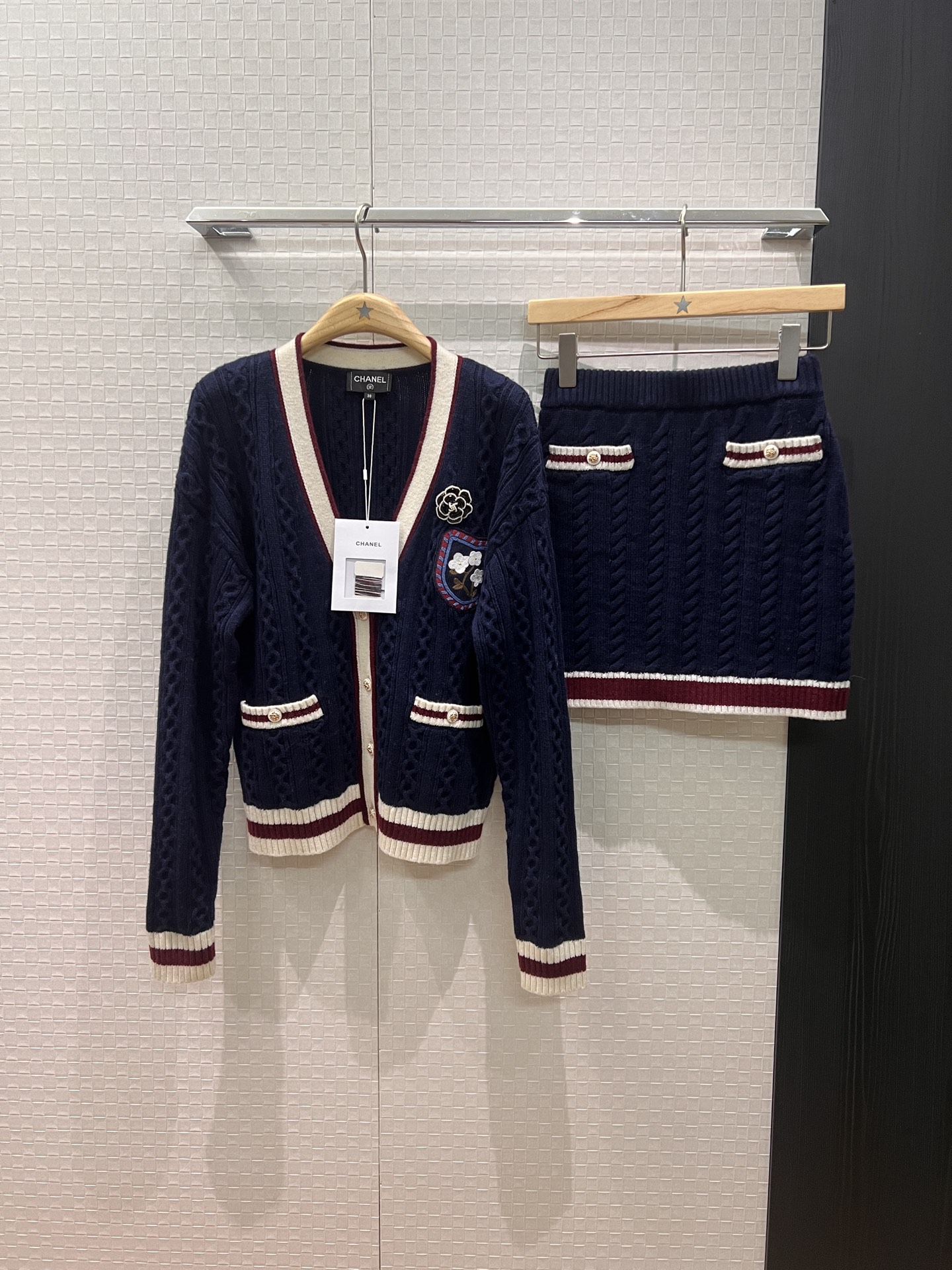 NO:507995,Jacket New catwalk style, same style of G-Dragon, color-blocked striped strap pattern V-neck knitted cardigan hip-pack skirt, chest embroidered badge, camellia decoration, mold buttoned college style, separate matching or a set of styles, essential for age reduction SML,, skirts, jackets & coats, alexander wang19860909外套 半裙新款走秀款 权志龙同款 拼色条纹麻花纹V领针织开衫包臀半裙 胸前刺绣徽章 山茶花装饰 开模扣子学院风 分开搭配或一套造型 减龄必备 SML,,skirts,jackets & coats,alexander wang,Women's clothing