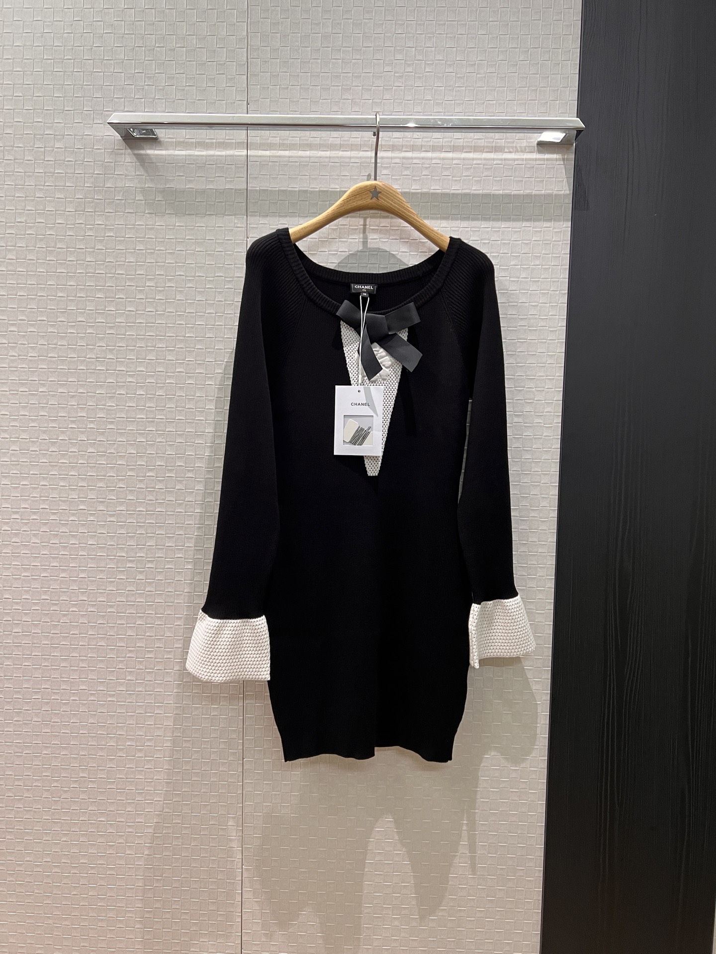 NO:508005,New 25B contrasting black and white knitted dress with hollow three-dimensional camellia pattern on the chest, bow decorative hollow lotus leaf cuffs, slim fit and slim, elegant temperament SML, skirts, alexander wang19860909新款25B 撞色黑拼白针织连衣裙 胸前镂空立体山茶花图案 蝴蝶结装饰镂空荷叶袖口 修身显瘦 优雅气质SML,,skirts,alexander wang,Women's clothing