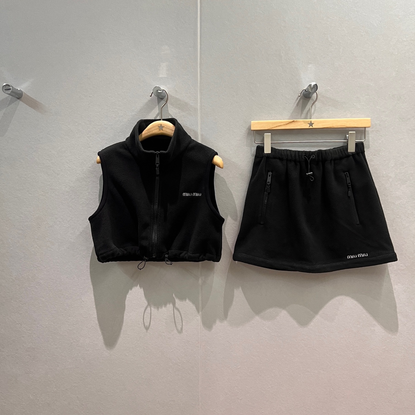NO:508024,Vest new style Miuli Miu casual fleece tweed suit college style stand collar short vest vest elastic waist skirt drawstring design embroidered logo letters fashionable age-reducing sports versatile SML,,miumiu, skirts,alexander wang19860909马甲 半裙新款 miu里miu气休闲摇粒绒呢子套装学院风 立领短款马甲背心松紧腰半裙 抽绳设计 刺绣logo字母时尚减龄 运动百搭 SML,,miumiu,skirts,alexander wang,Women's clothing