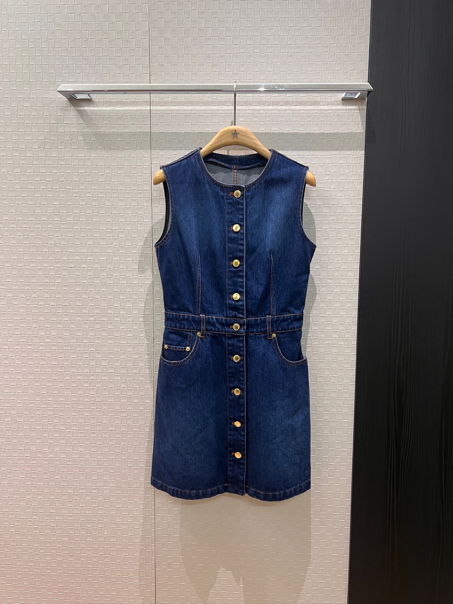 NO:517464,New original color gold button denim dress, sleeveless vest skirt, gold-breasted braided, open molded logo metal brand on both sides, slim fit and slim S-XL,, skirts, alexander wang19860909新款原色金扣牛仔连衣裙 无袖背心裙金色排扣 两侧口袋开模logo金属牌 修身显瘦 S-XL,,skirts,alexander wang,Women's clothing