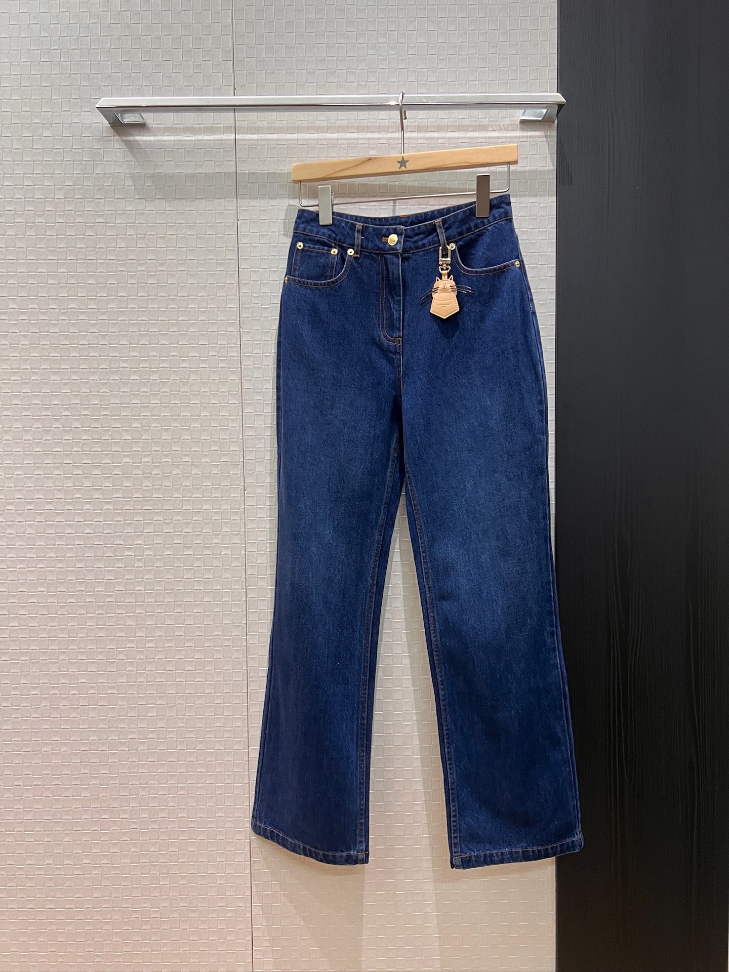NO:517474,New style of cat leather brand decoration original color jeans straight trousers hardware accessories mold opening slim fit S-XL, jeans, alexander wang19860909新款猫咪皮牌装饰原色牛仔裤 直筒裤五金配件开模 修身显瘦S-XL,,jeans,alexander wang,Women's clothing